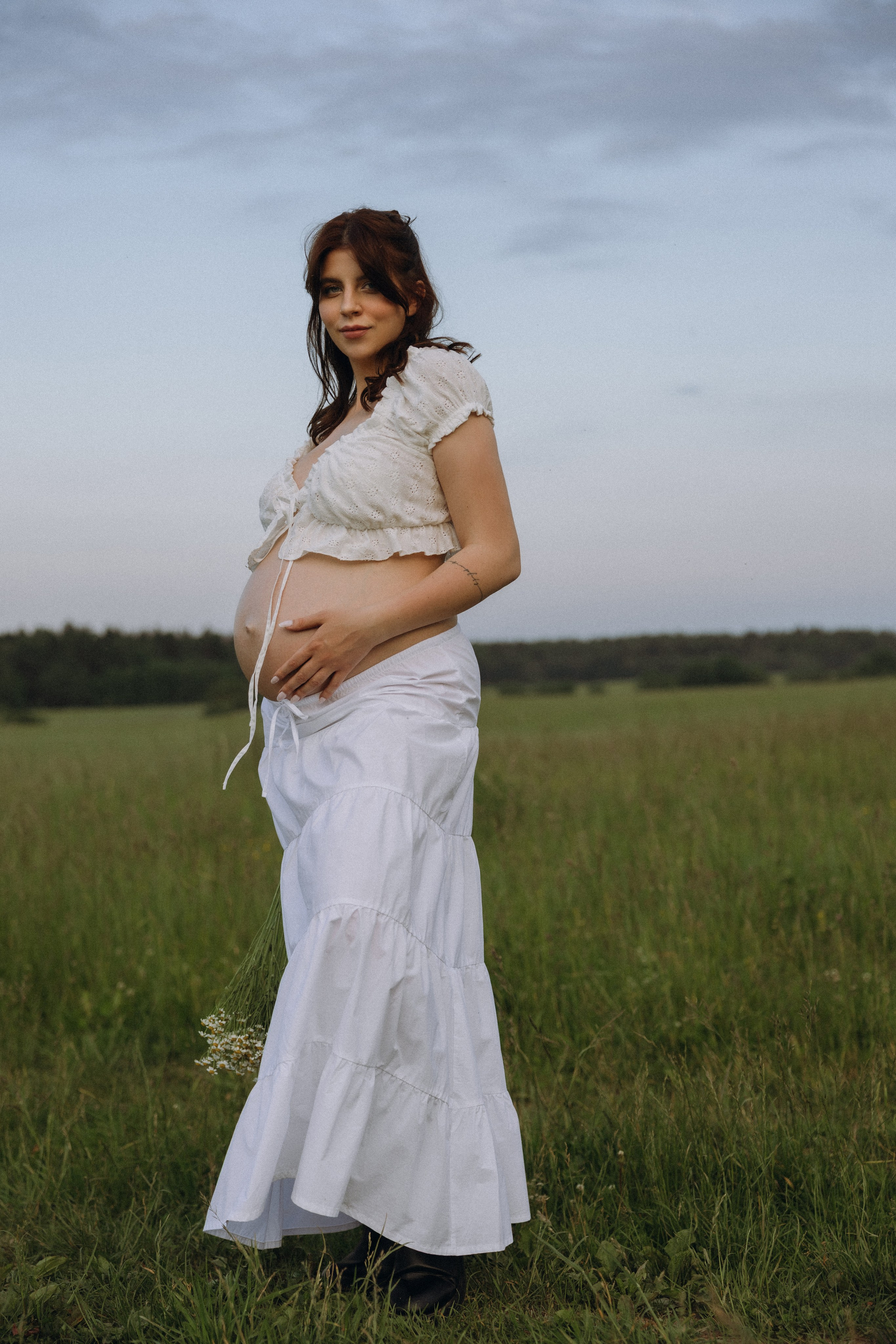 Lera & Maksim | laukimo fotosesija pievoje saulei besileidžiant. Vestuvių ir šeimų fotografė Lena Bondarenko / belove photo
