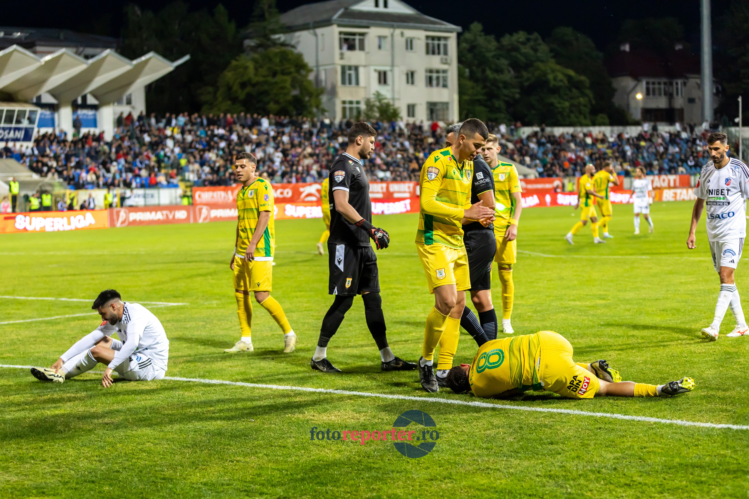 Galerie Foto: FC Botoșani vs. CS Mioveni - Pe 17 mai 2024, am fost martorii unei partide incredibile între FC Botoșani și CS Mioveni, în prima manșă a barajului pentru evitarea retrogradării. În fața unui stadion plin de emoție și speranță, echipa noastră a obținut o victorie importantă, cu un gol marcat de Aldair în minutul 93. 💪 *FC Botoșani 1-0 CS Mioveni*⚽️ Urmăriți momentele cheie ale meciului și bucuria suporterilor în această galerie foto! Pregătiți-vă pentru meciul de retur de pe 24 mai, când vom lupta din nou pentru a rămâne în prima ligă.#FCBotoșani #CSMioveni #BarajRetrogradare #ForzaBotoșani 