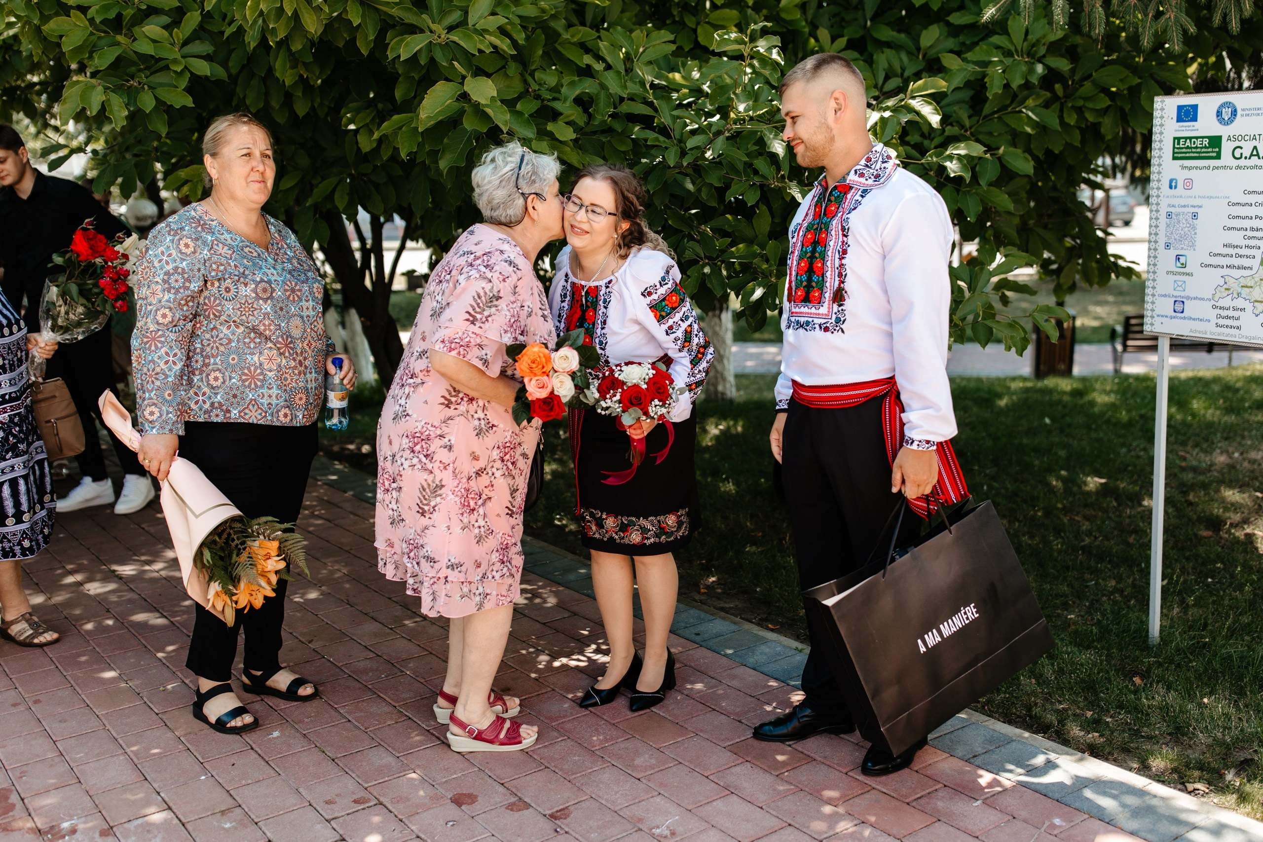 Fotograf stare civilă Siret – Andrei & Andreea în ie tradițională din Bucovina | AlinoFotoStudio
