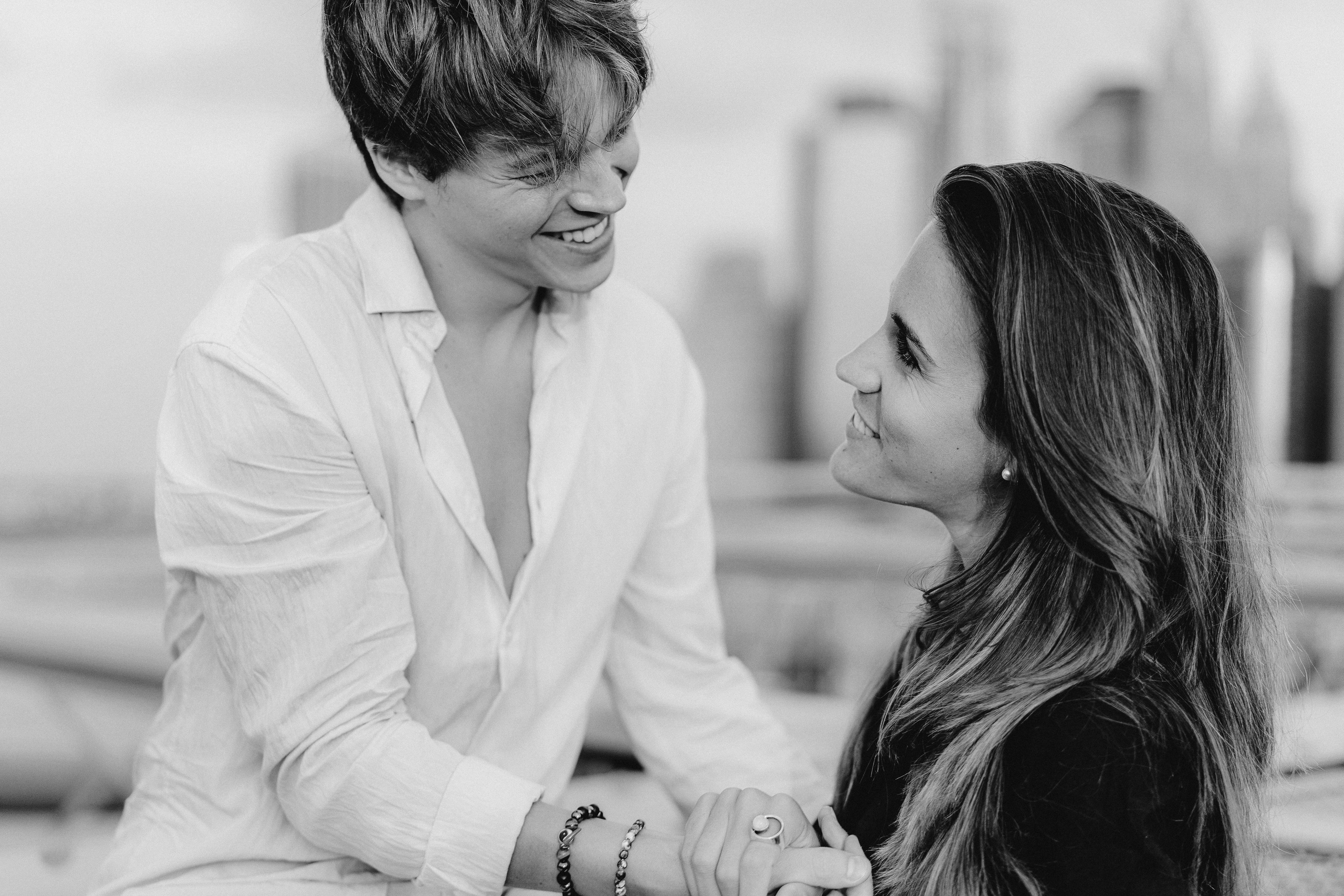 Couple in Dumbo and on the Brooklyn Bridge. Videographer and photographer in New York // MAKAROV.VIDEO