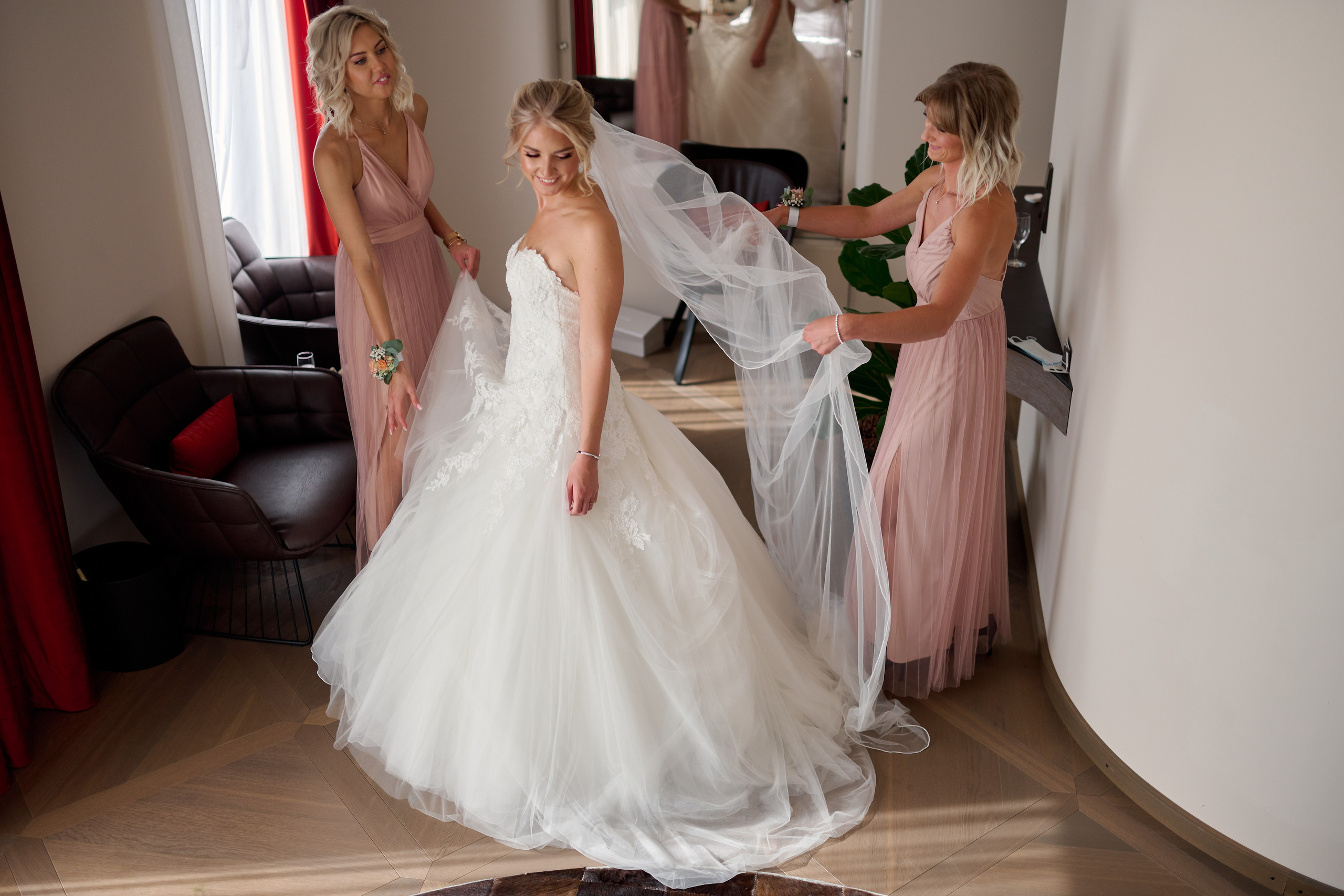 Letzte Handgriffe beim Make-up – Viktoria beim Getting Ready in Karlsruhe, voller Vorfreude & Ruhe vor dem großen Moment.