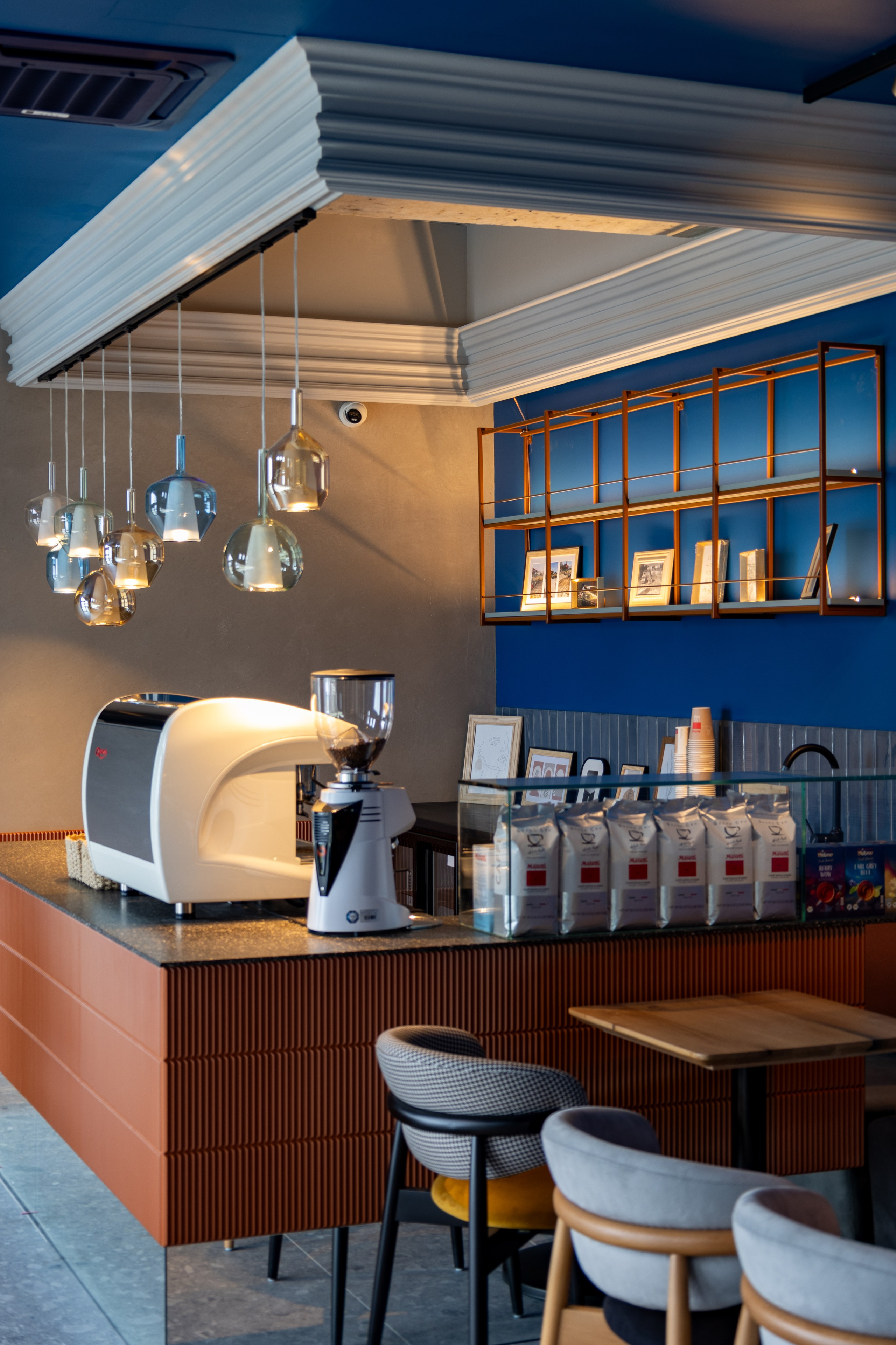 Cafenea “Monte Carlo” Buhuși. Fotograf. Lucrez cu oameni, produse și spații. Portret și fotografie creativă. Bacău, România. Lidia Savinoiu