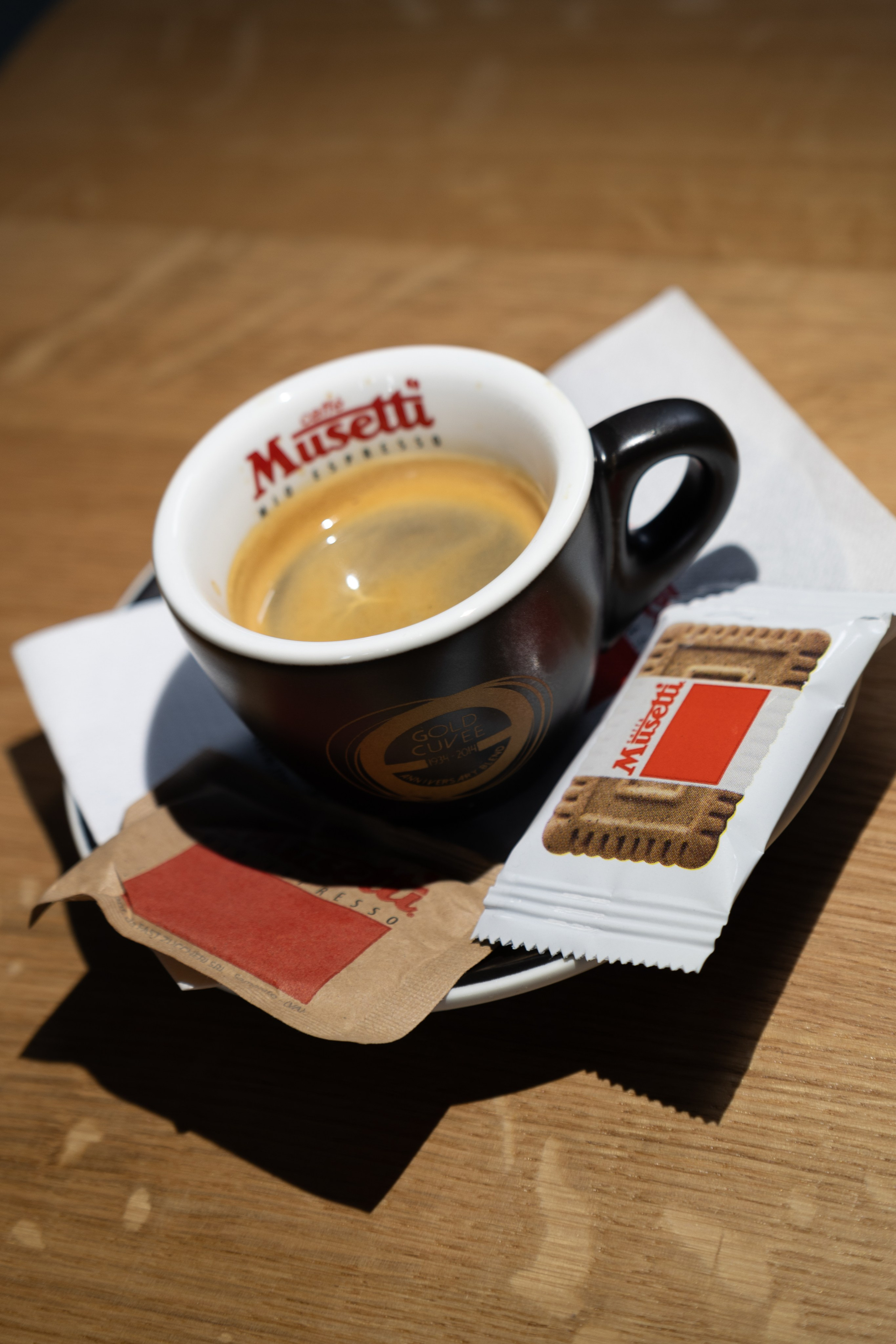 Cafenea “Monte Carlo” Buhuși. Fotograf. Lucrez cu oameni, produse și spații. Portret și fotografie creativă. Bacău, România. Lidia Savinoiu