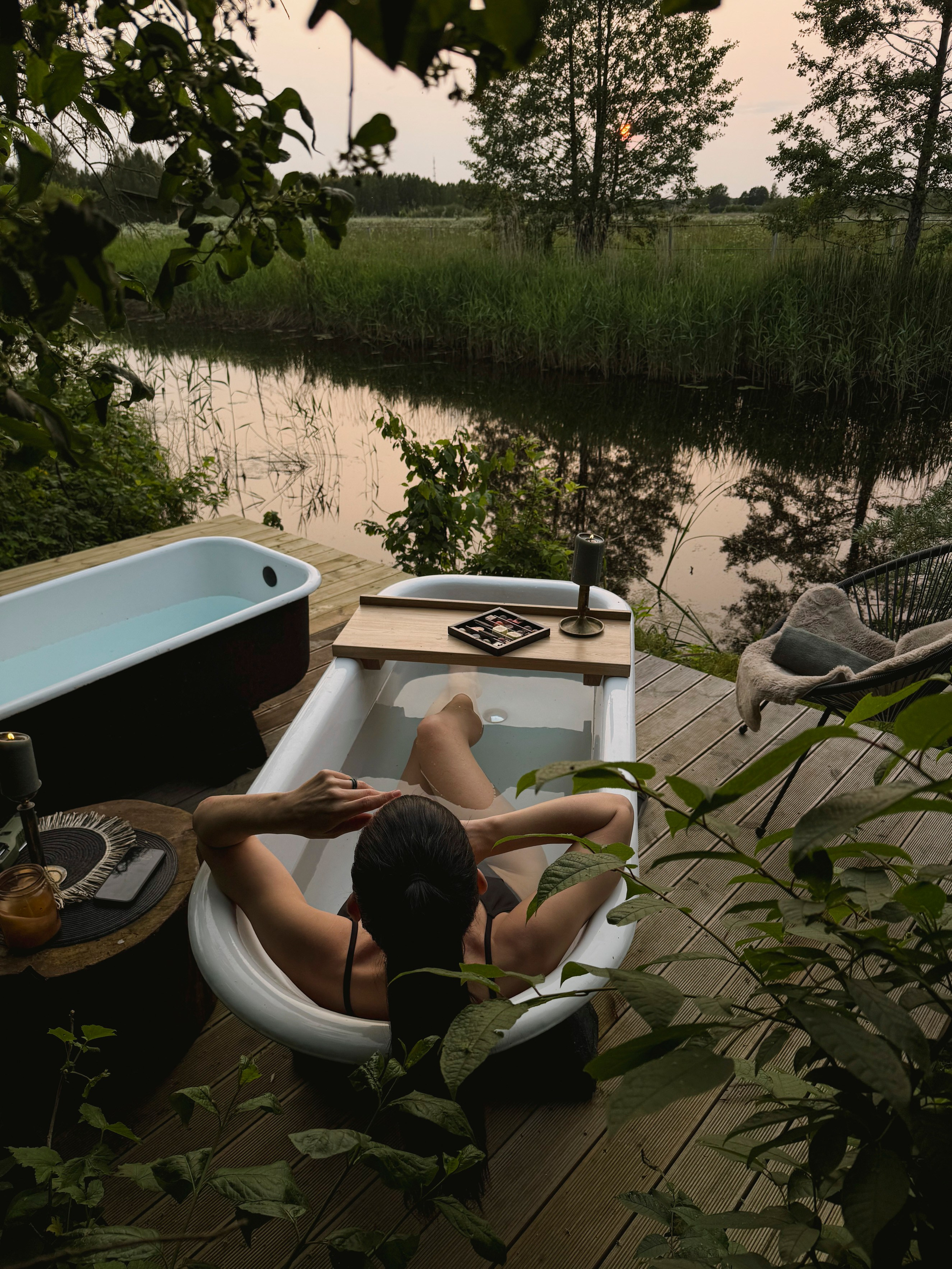 Foto & Video saturs apmaiņā pret atpūtu. Video shooting and creating with phone, iPhone Video School