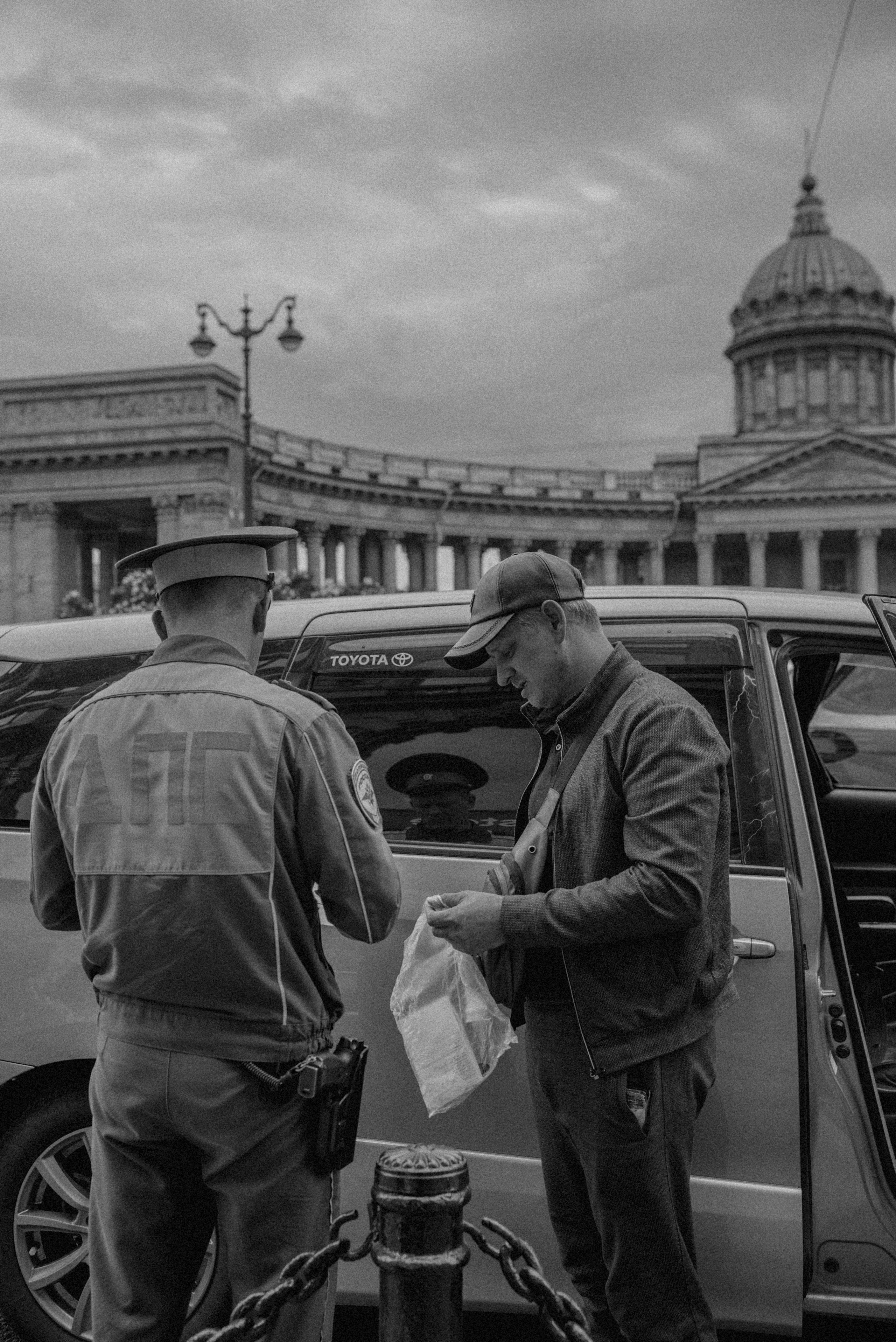 2025. Стрит-фотография, полная абсурда, идиотизма и красоты