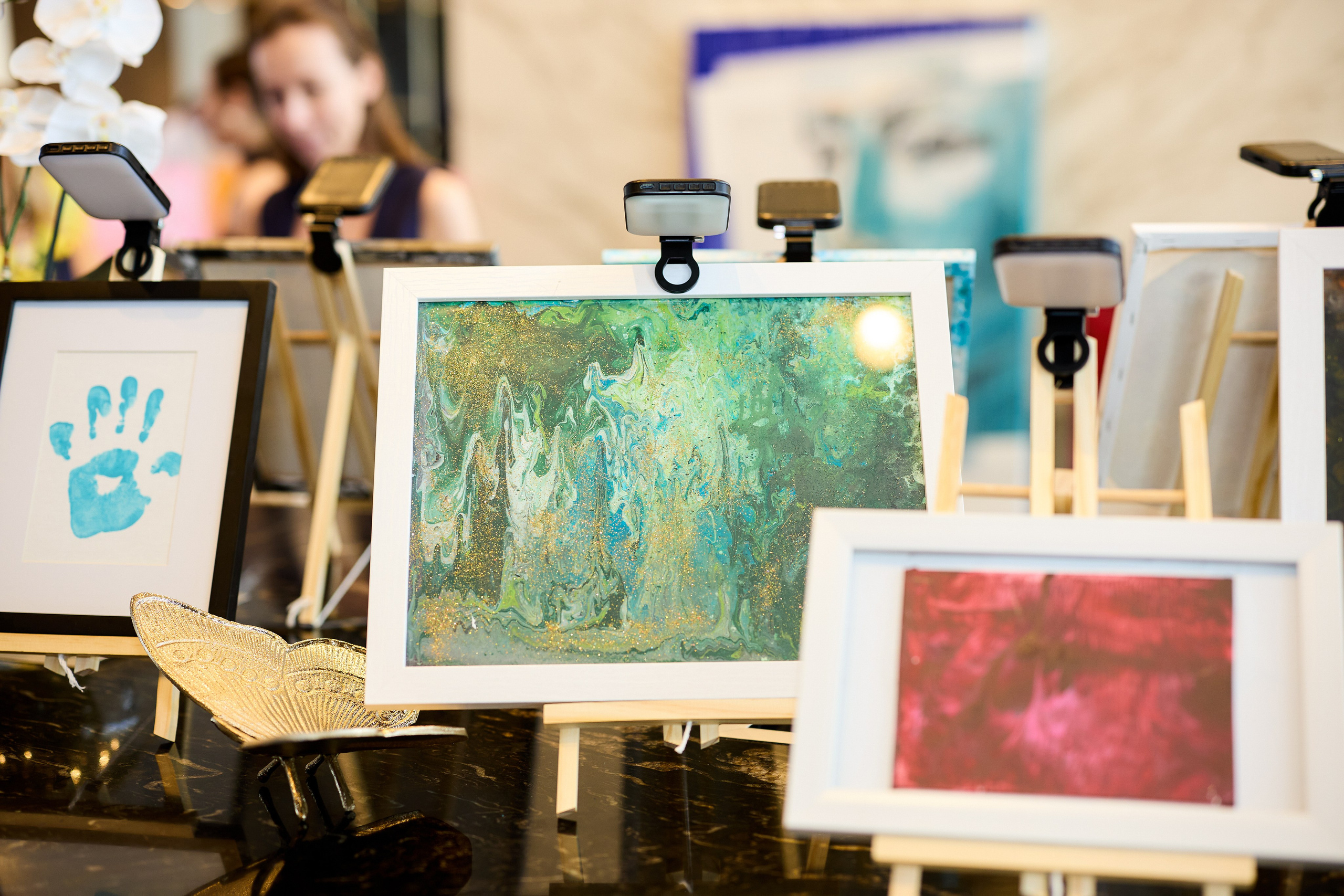 Авторская благотворительная художественная выставка Дианы Бортник. Фотограф Юлия Маковеева