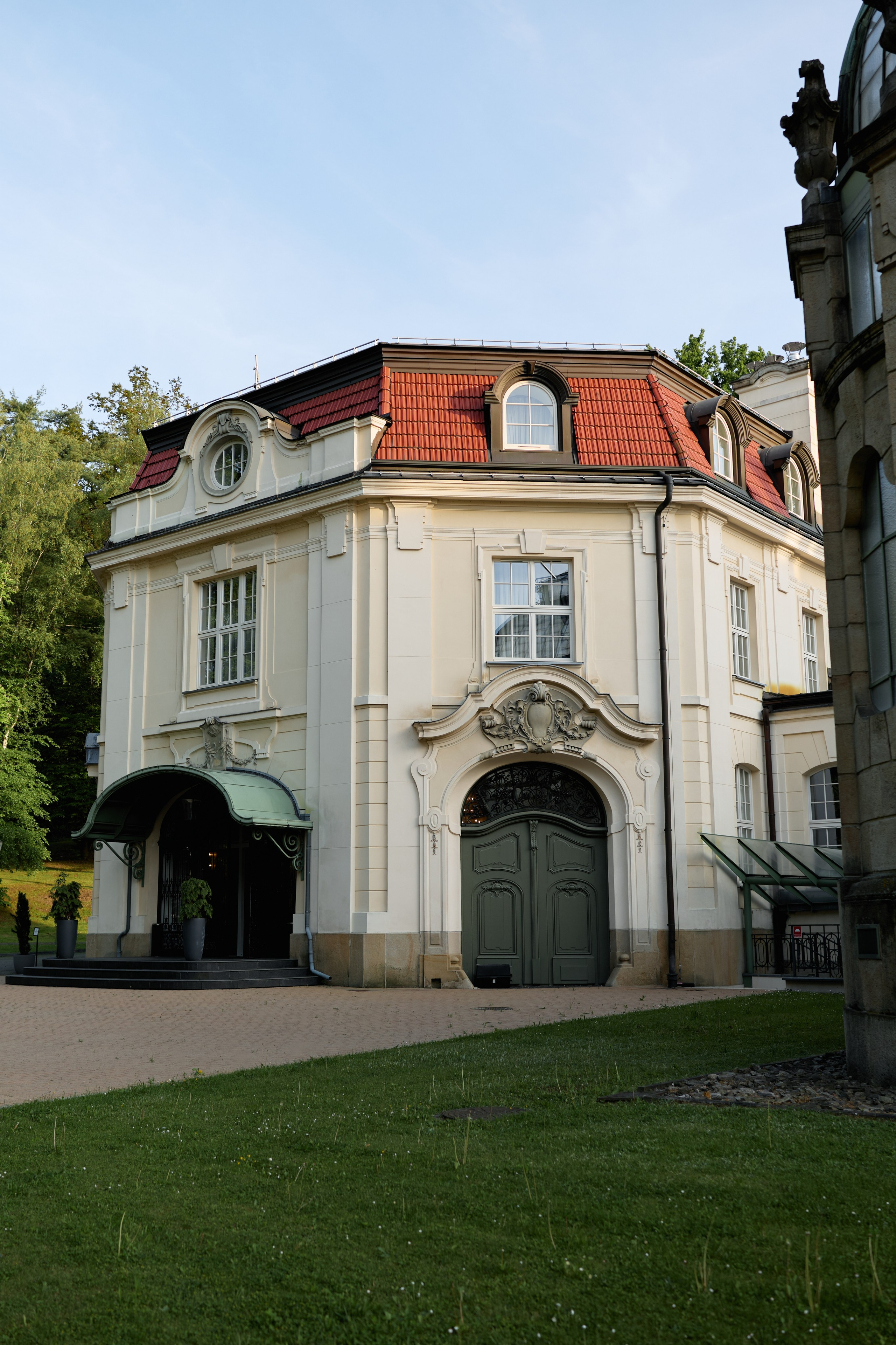 Wiktoria & Kacper. Pałac Goetz. Fotograf ślubny i rodzinny w Krakowie Yana Klymova