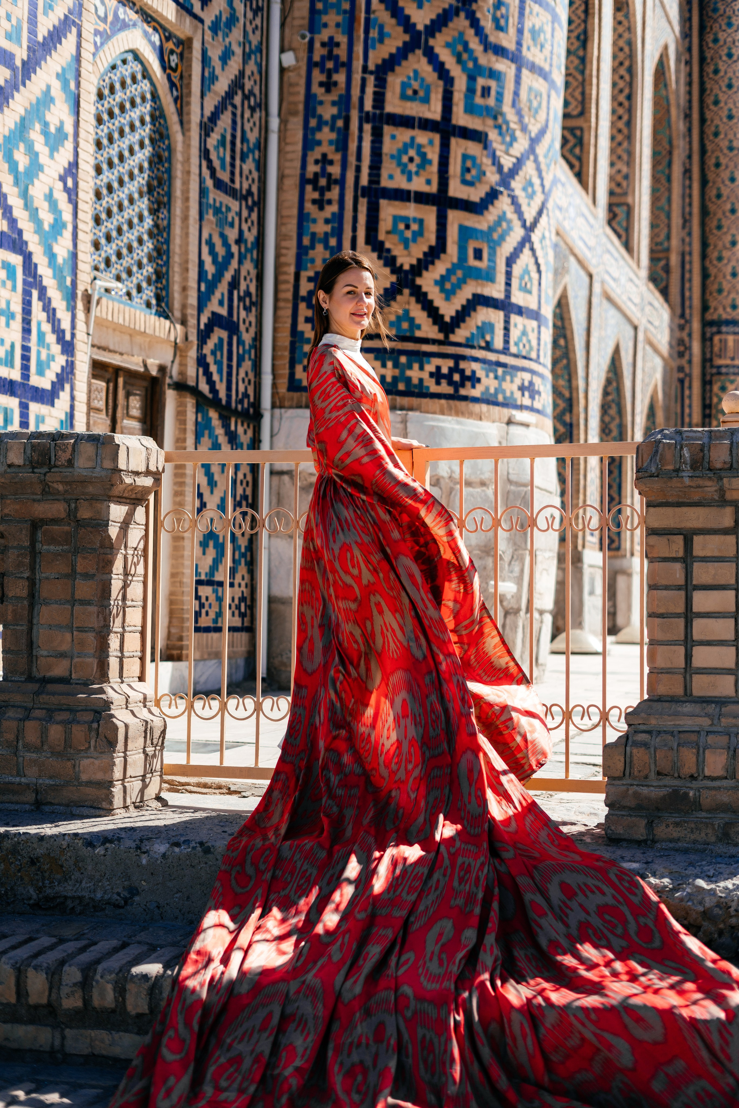 Красное длинное платье. Фотограф в Узбекистане и Самарканде Джасур Марупов