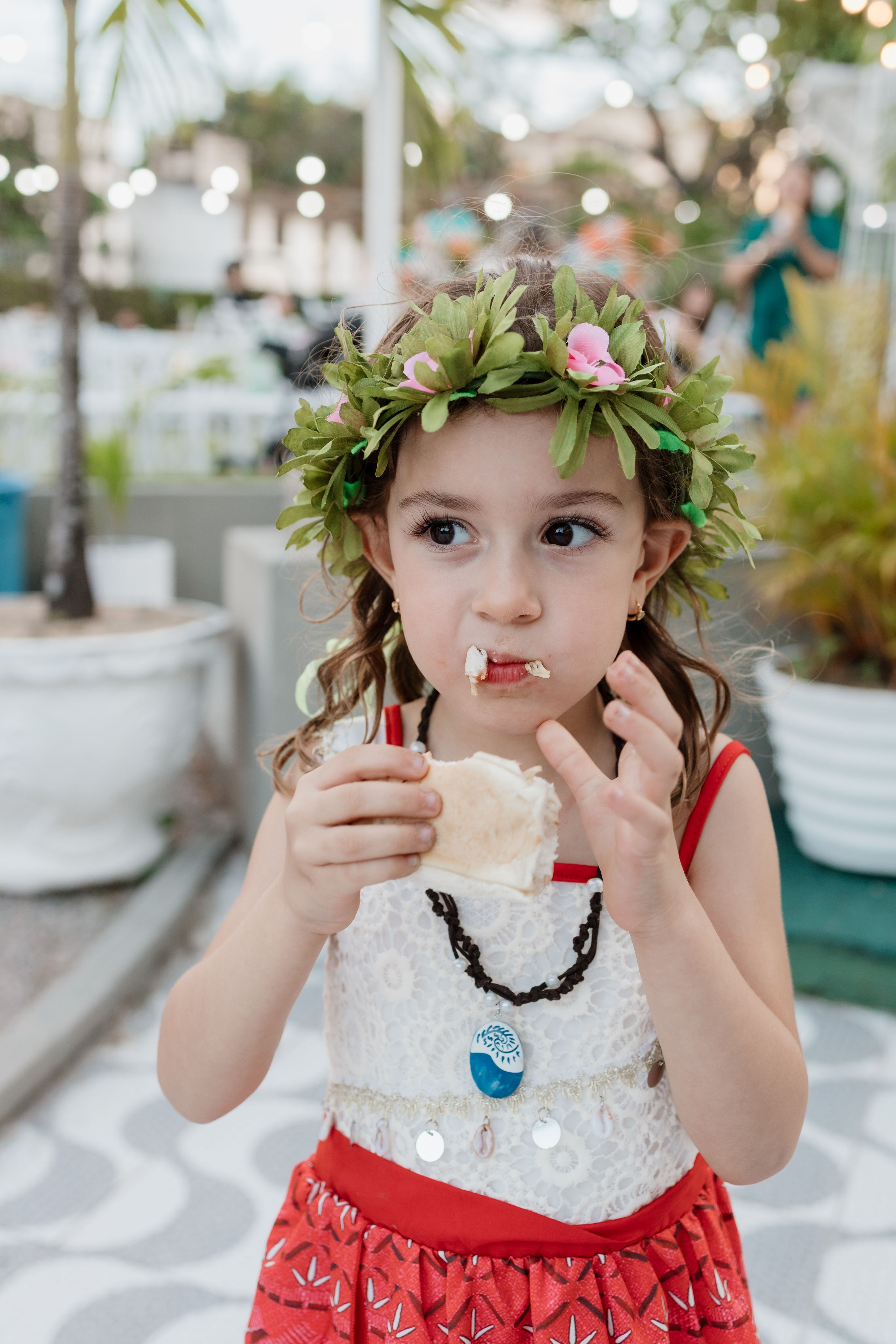 Menina comemorando aniversário de 5 anos com boas comidinhas