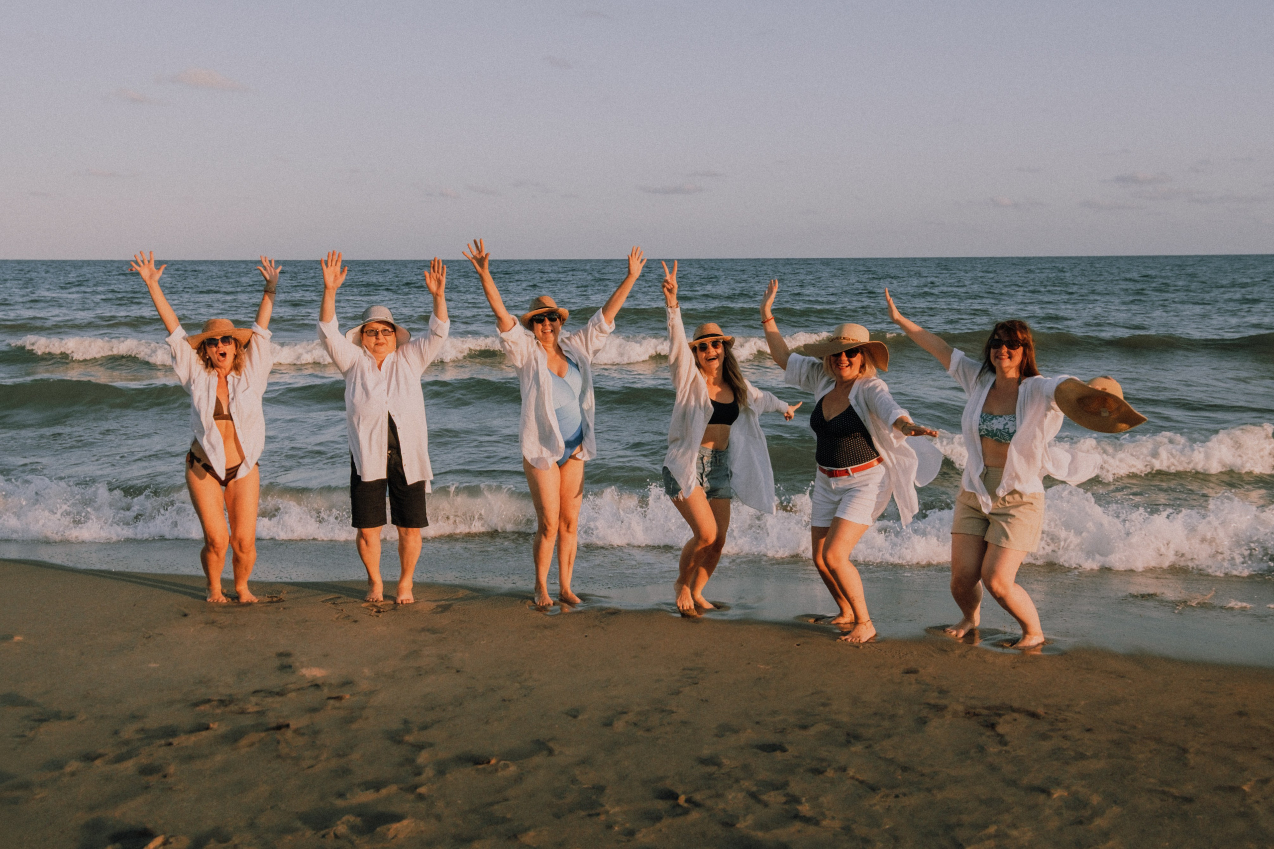 Sesión de amigas en la playa. Fotografía profesional en Calafell - Elena Medvedeva