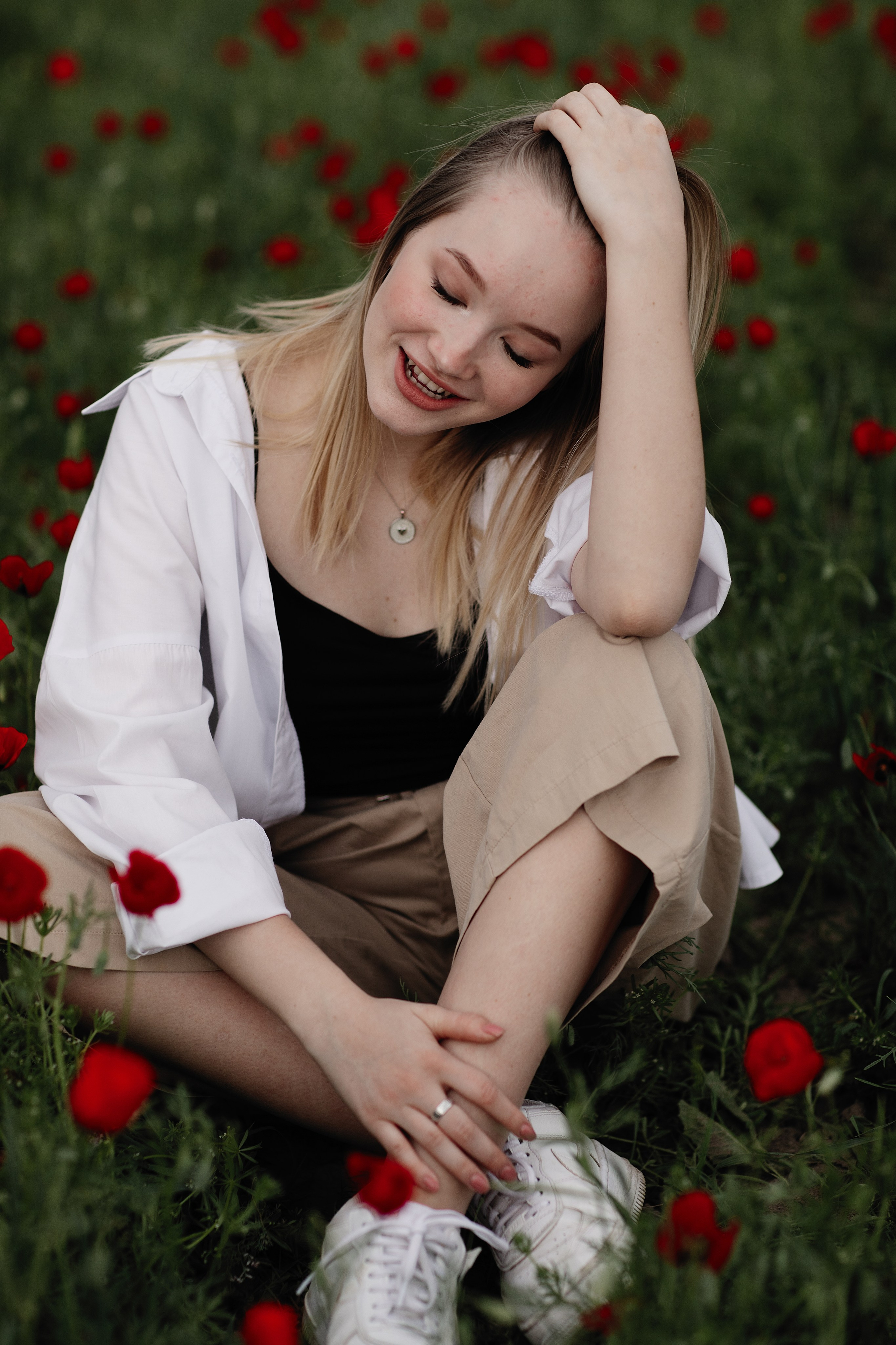 В маках. Валерия Вартанова. Фотограф