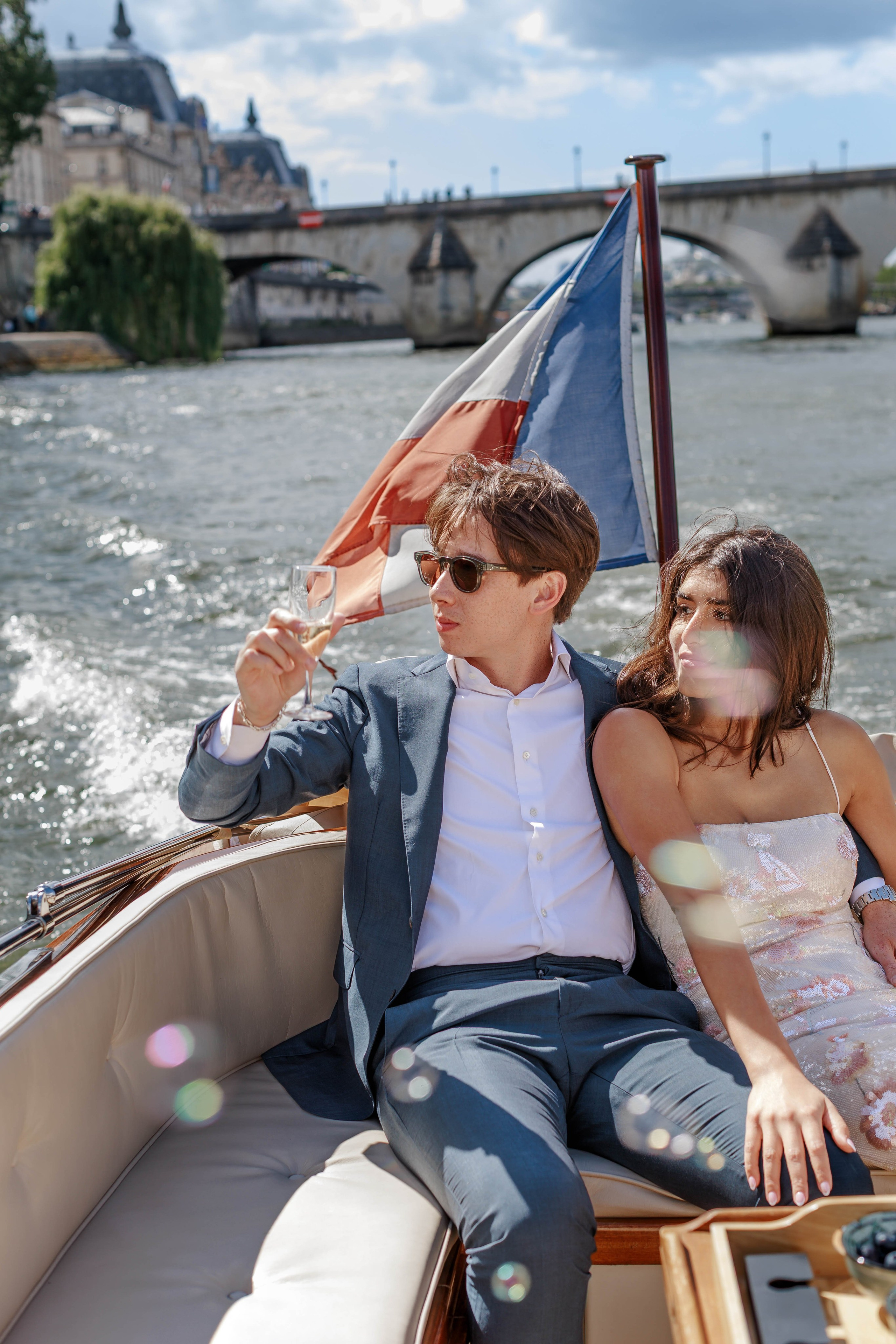 A Luxury Surprise Proposal on a Boat in Paris: Photo, Video & Champagne. Photographe à Paris