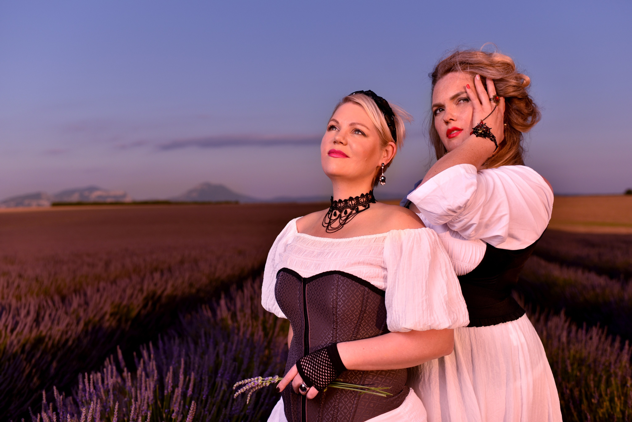 Séances photos dans un champ de lavande a VALENSOLE. Photographe Professionnel à Béziers et Montpellier – Mariages, Portraits et Vidéos Aériennes