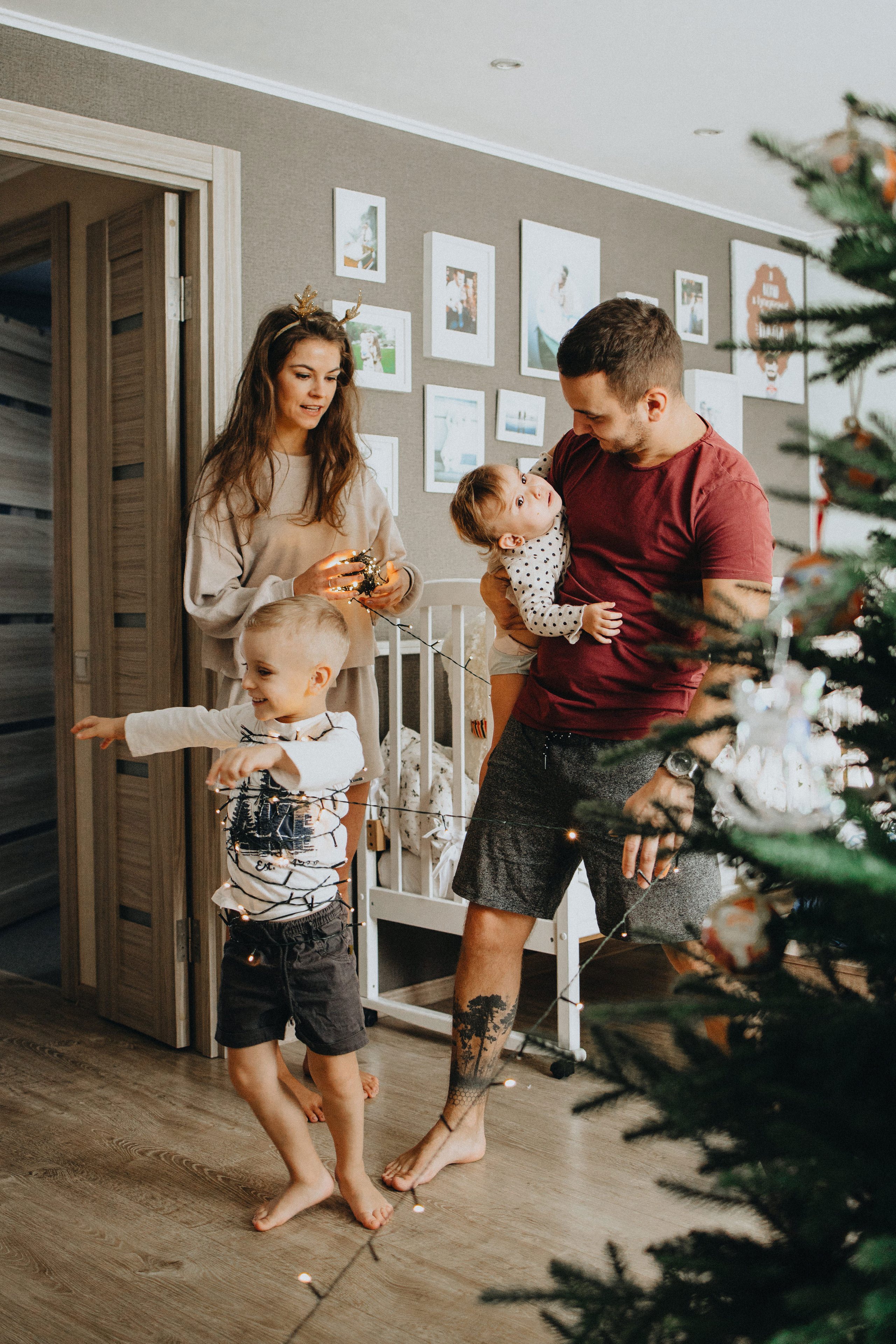Family Christmas Photography in Portland, Seattle, Bend & Oregon Coast | Holiday Home Photoshoots | Georgy Shishkin. Capturing Love in the Heart of the Pacific Northwes