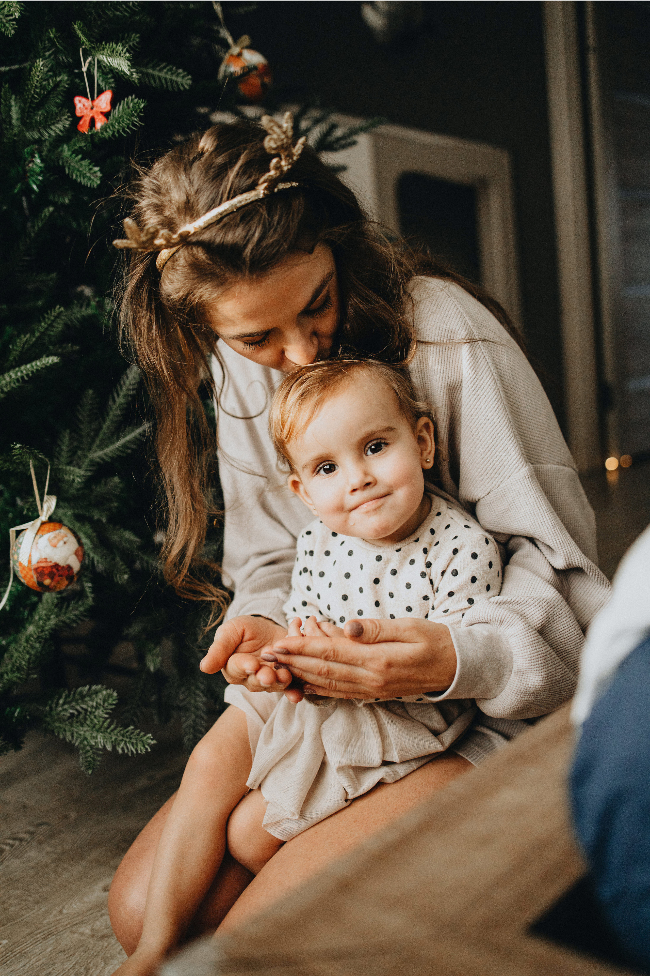 Family Christmas Photography in Portland, Seattle, Bend & Oregon Coast | Holiday Home Photoshoots | Georgy Shishkin. Capturing Love in the Heart of the Pacific Northwes