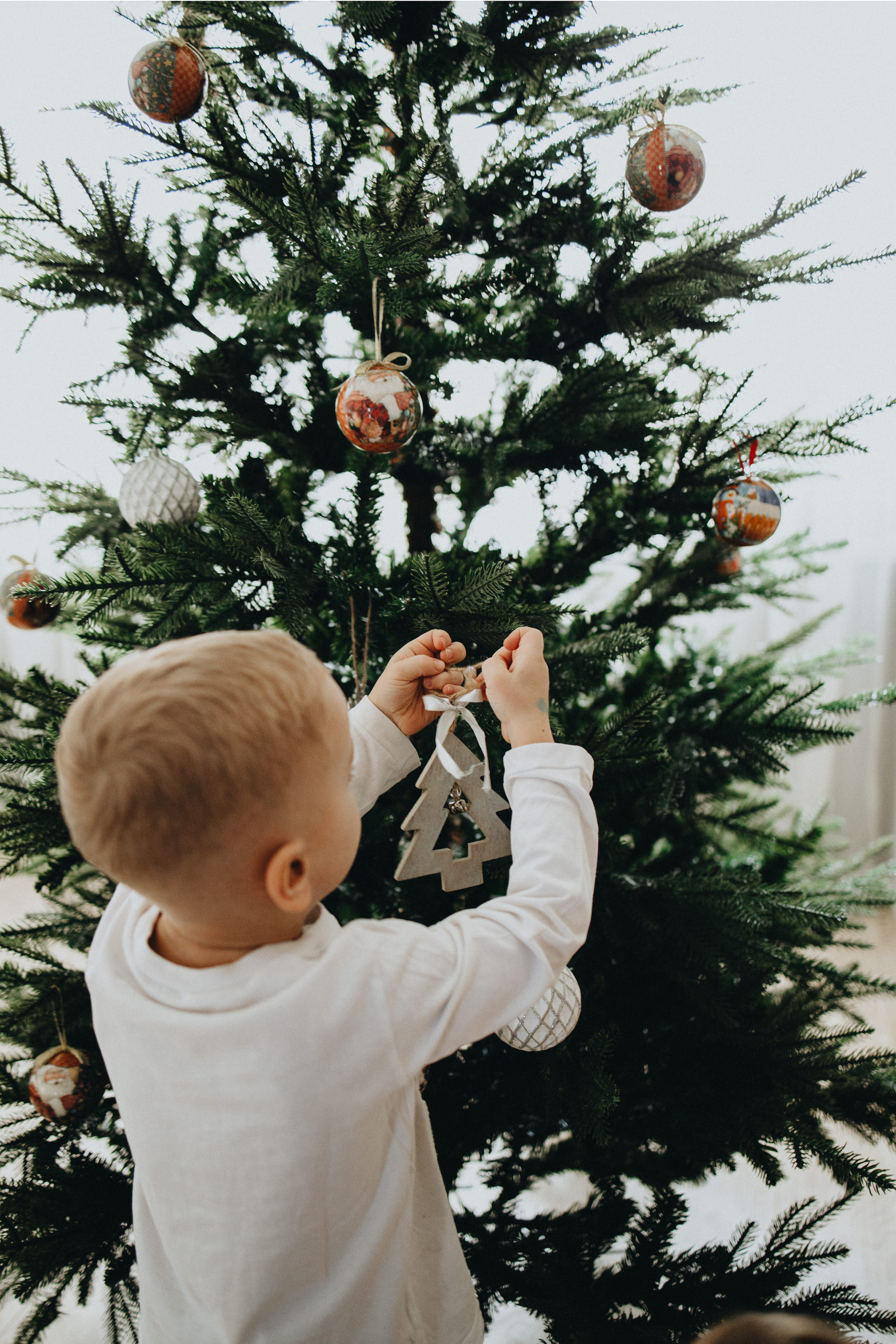 Family Christmas Photography in Portland, Seattle, Bend & Oregon Coast | Holiday Home Photoshoots | Georgy Shishkin. Capturing Love in the Heart of the Pacific Northwes