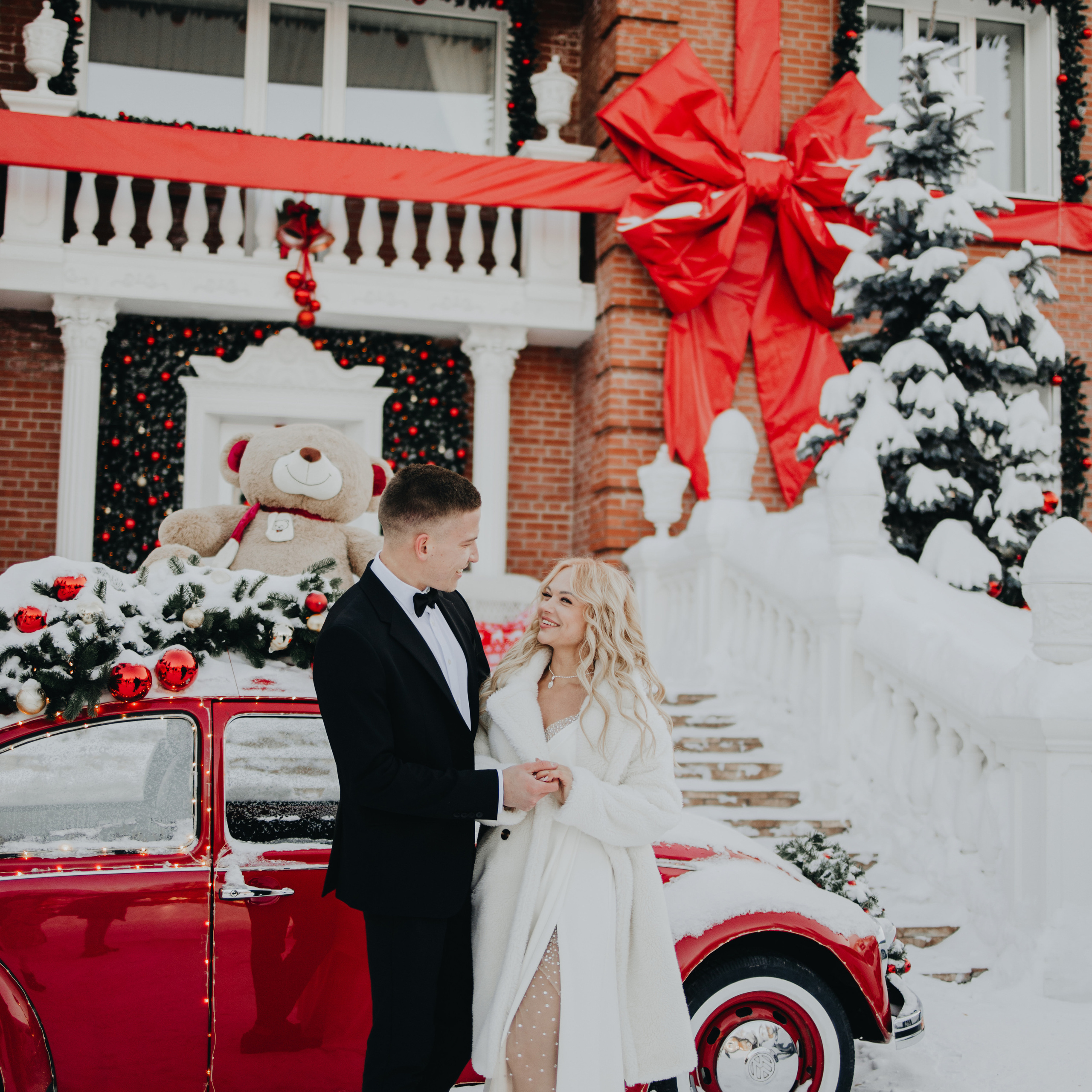 Christmas Wedding Photography in Portland, Seattle, Bend & Oregon Coast | Georgy Shishkin. Capturing Love in the Heart of the Pacific Northwes