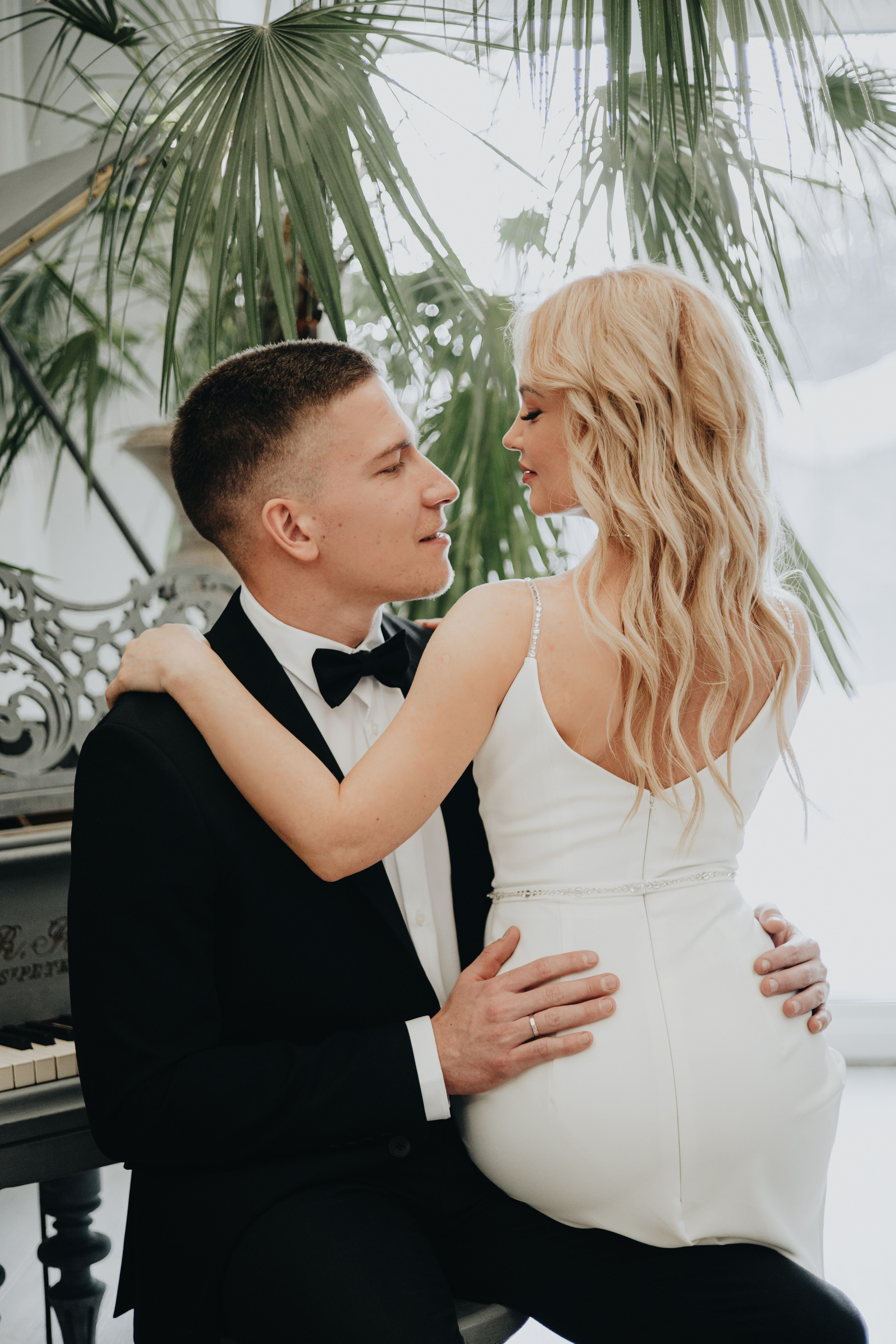 Christmas Wedding Photography in Portland, Seattle, Bend & Oregon Coast | Georgy Shishkin. Capturing Love in the Heart of the Pacific Northwes