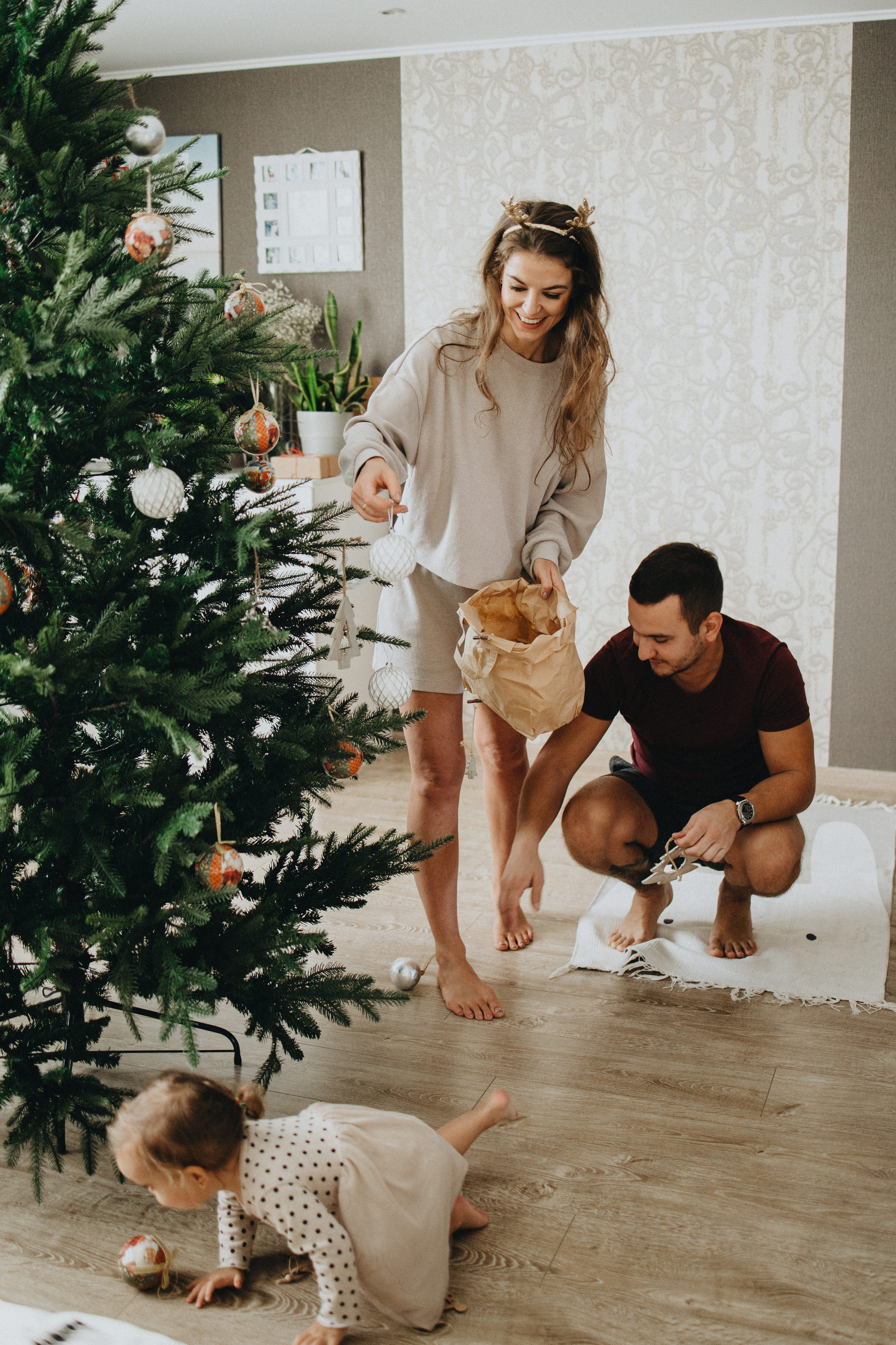 Family Christmas Photography in Portland, Seattle, Bend & Oregon Coast | Holiday Home Photoshoots | Georgy Shishkin. Capturing Love in the Heart of the Pacific Northwes