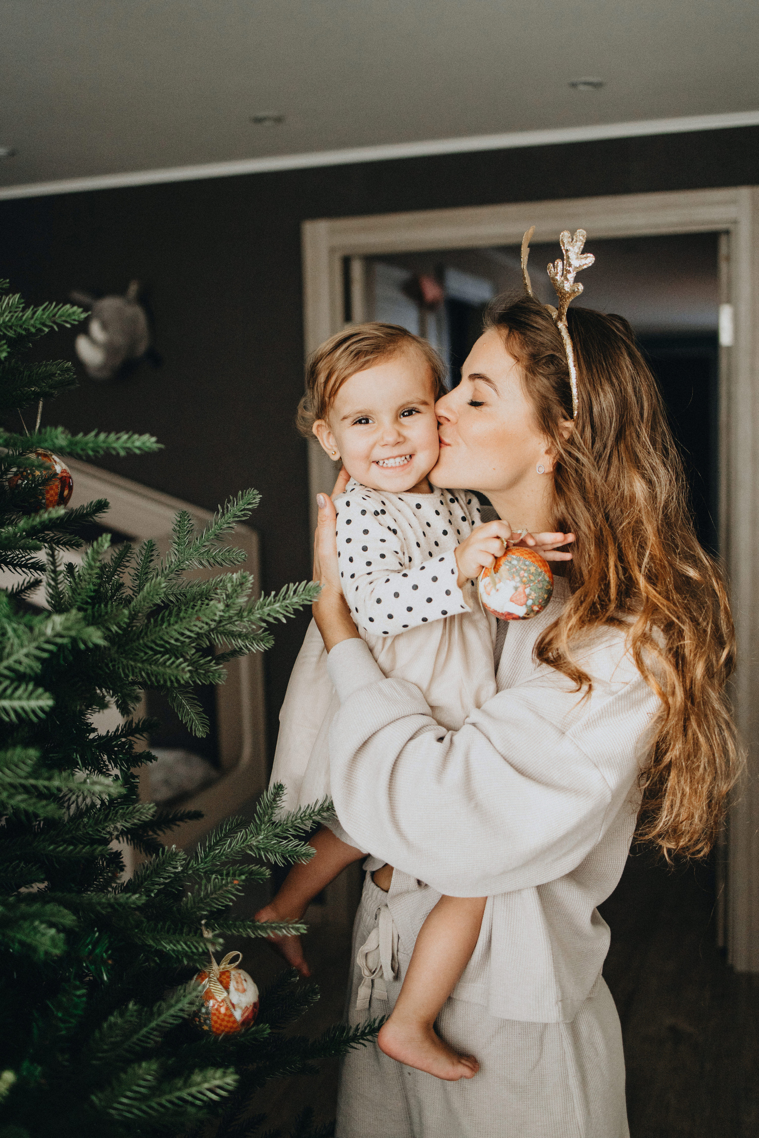 Family Christmas Photography in Portland, Seattle, Bend & Oregon Coast | Holiday Home Photoshoots | Georgy Shishkin. Capturing Love in the Heart of the Pacific Northwes