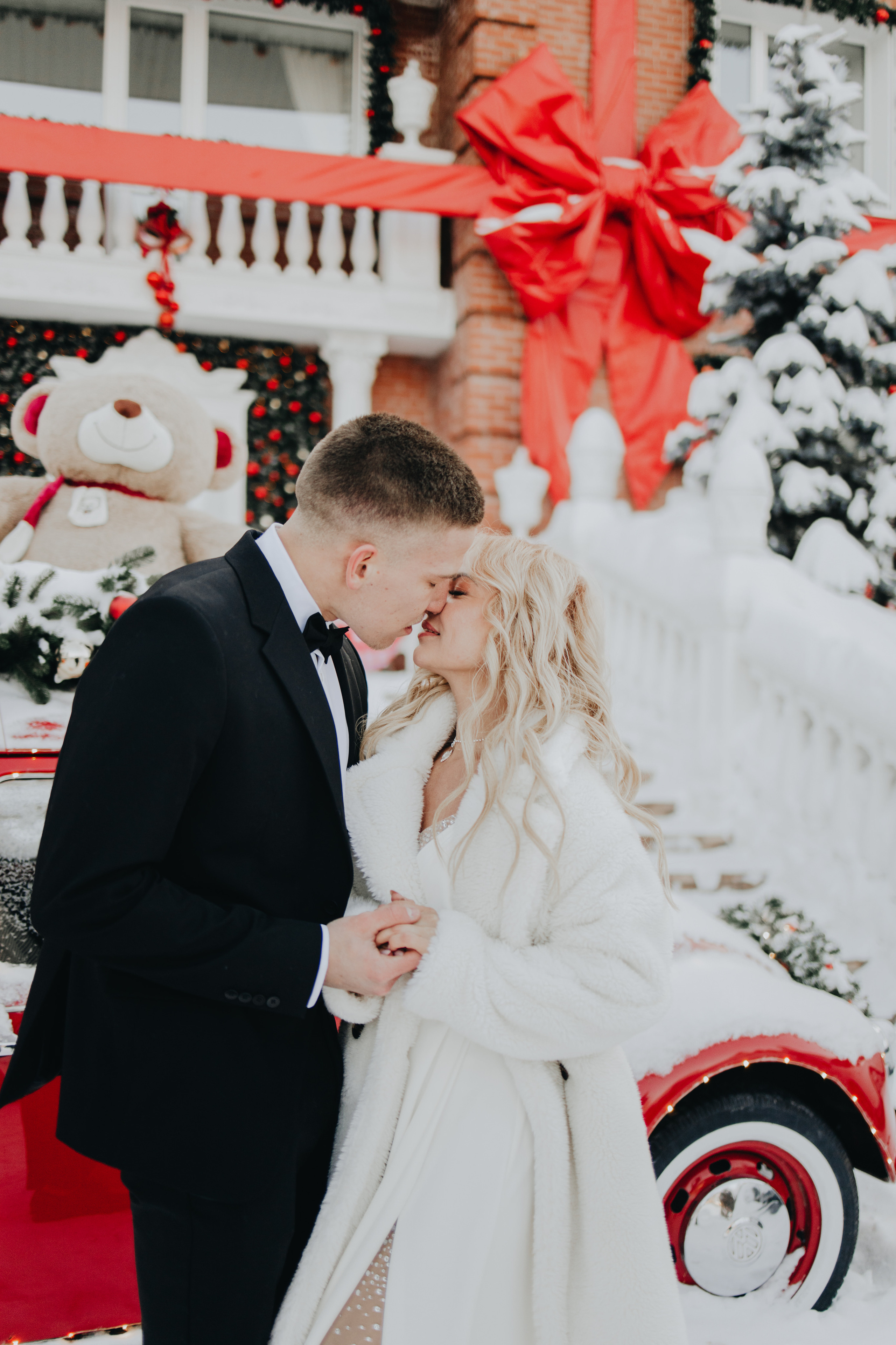 Christmas Wedding Photography in Portland, Seattle, Bend & Oregon Coast | Georgy Shishkin. Capturing Love in the Heart of the Pacific Northwes