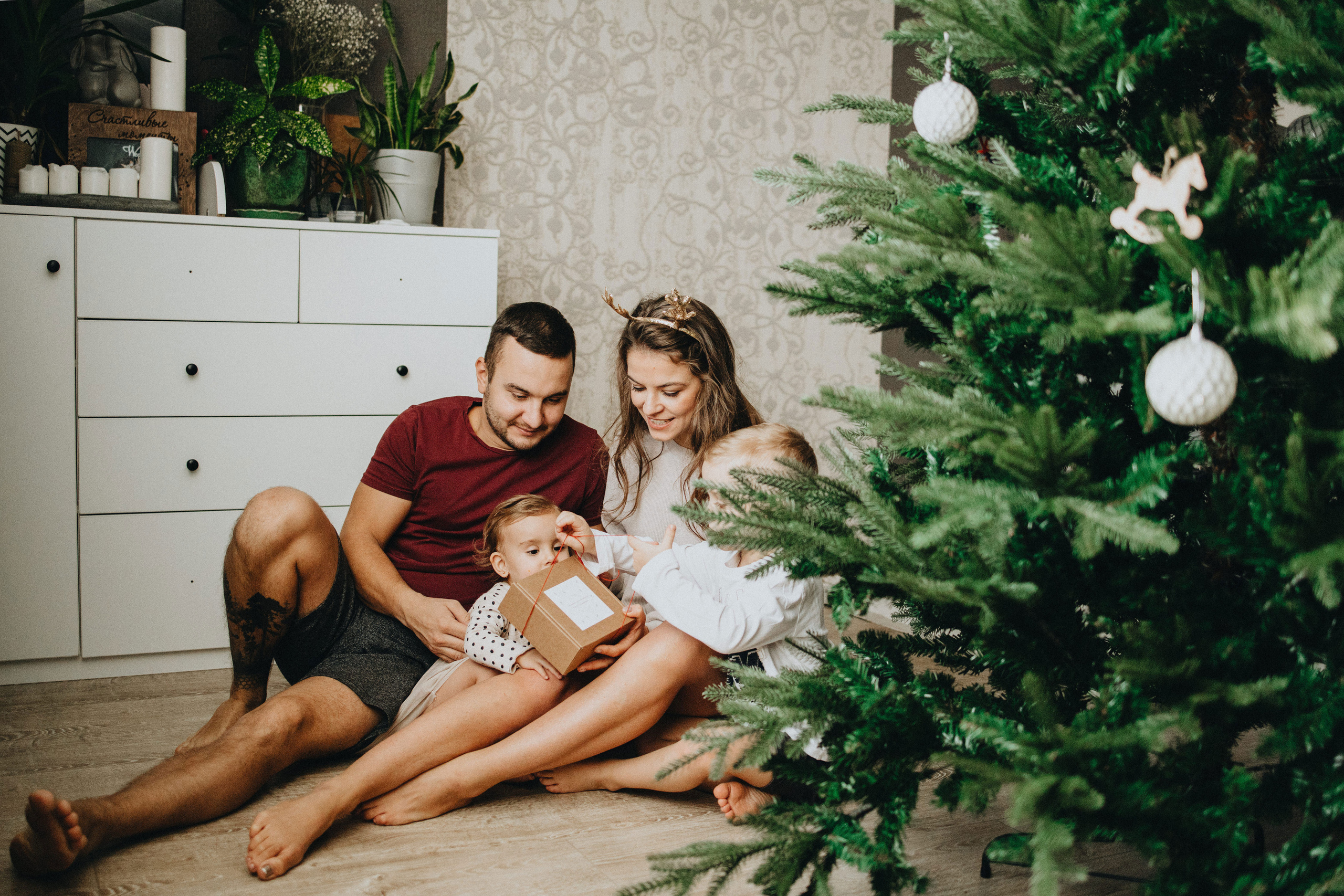 Family Christmas Photography in Portland, Seattle, Bend & Oregon Coast | Holiday Home Photoshoots | Georgy Shishkin. Capturing Love in the Heart of the Pacific Northwes