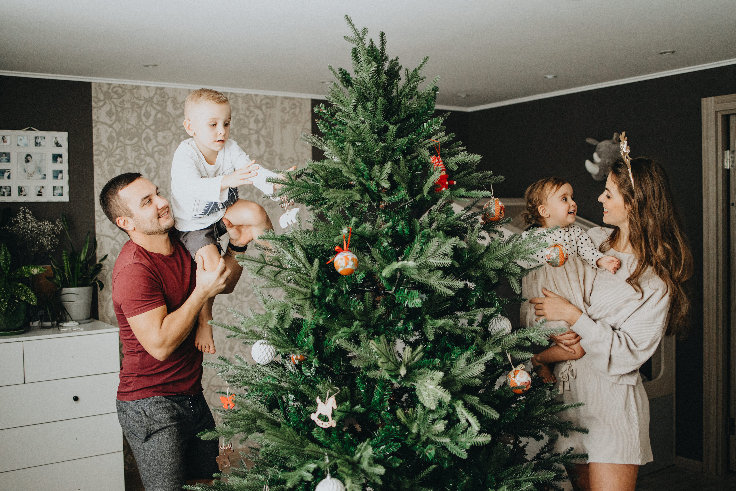 Family Christmas Photography in Portland, Seattle, Bend & Oregon Coast | Holiday Home Photoshoots | Georgy Shishkin. Capturing Love in the Heart of the Pacific Northwes