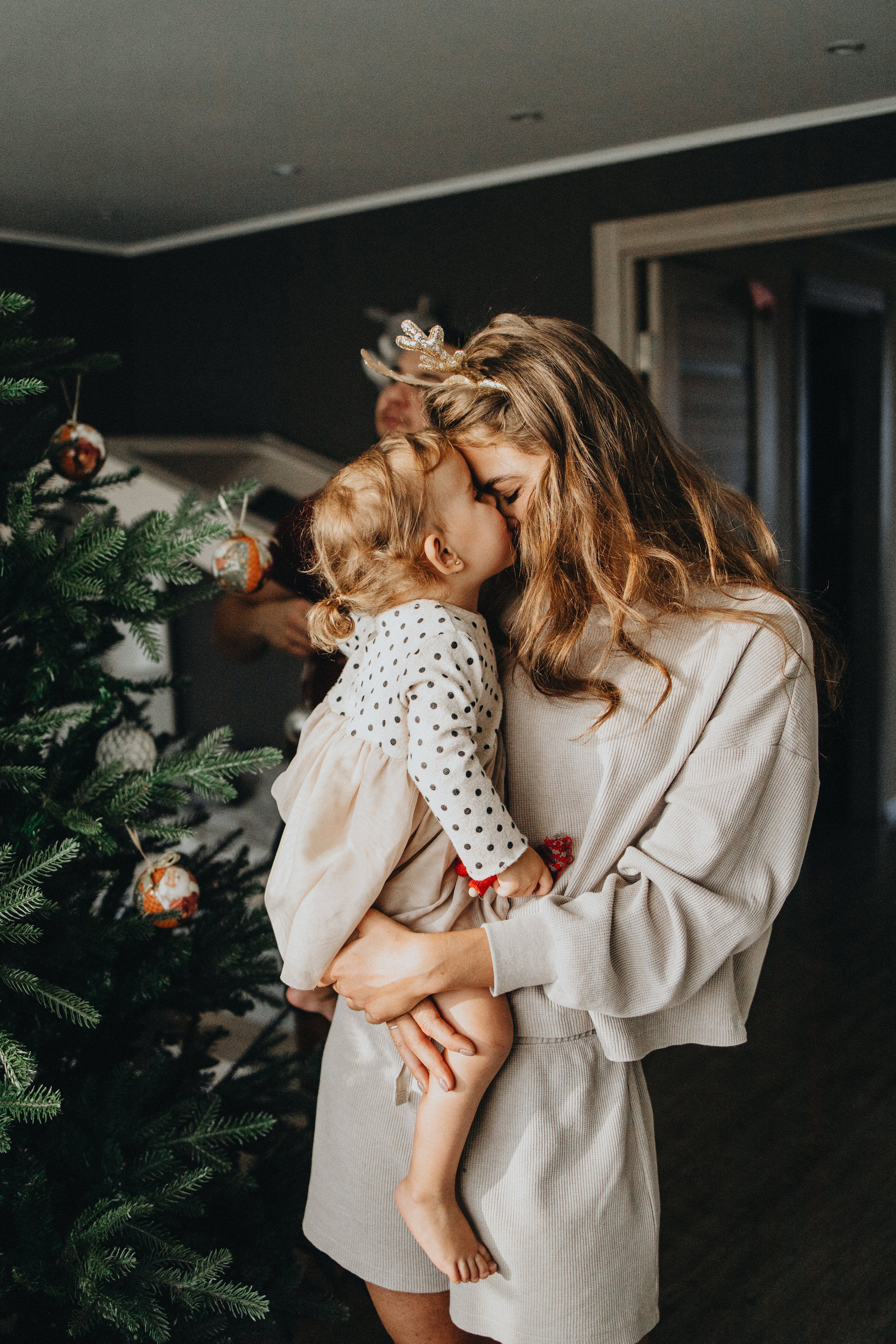 Family Christmas Photography in Portland, Seattle, Bend & Oregon Coast | Holiday Home Photoshoots | Georgy Shishkin. Capturing Love in the Heart of the Pacific Northwes