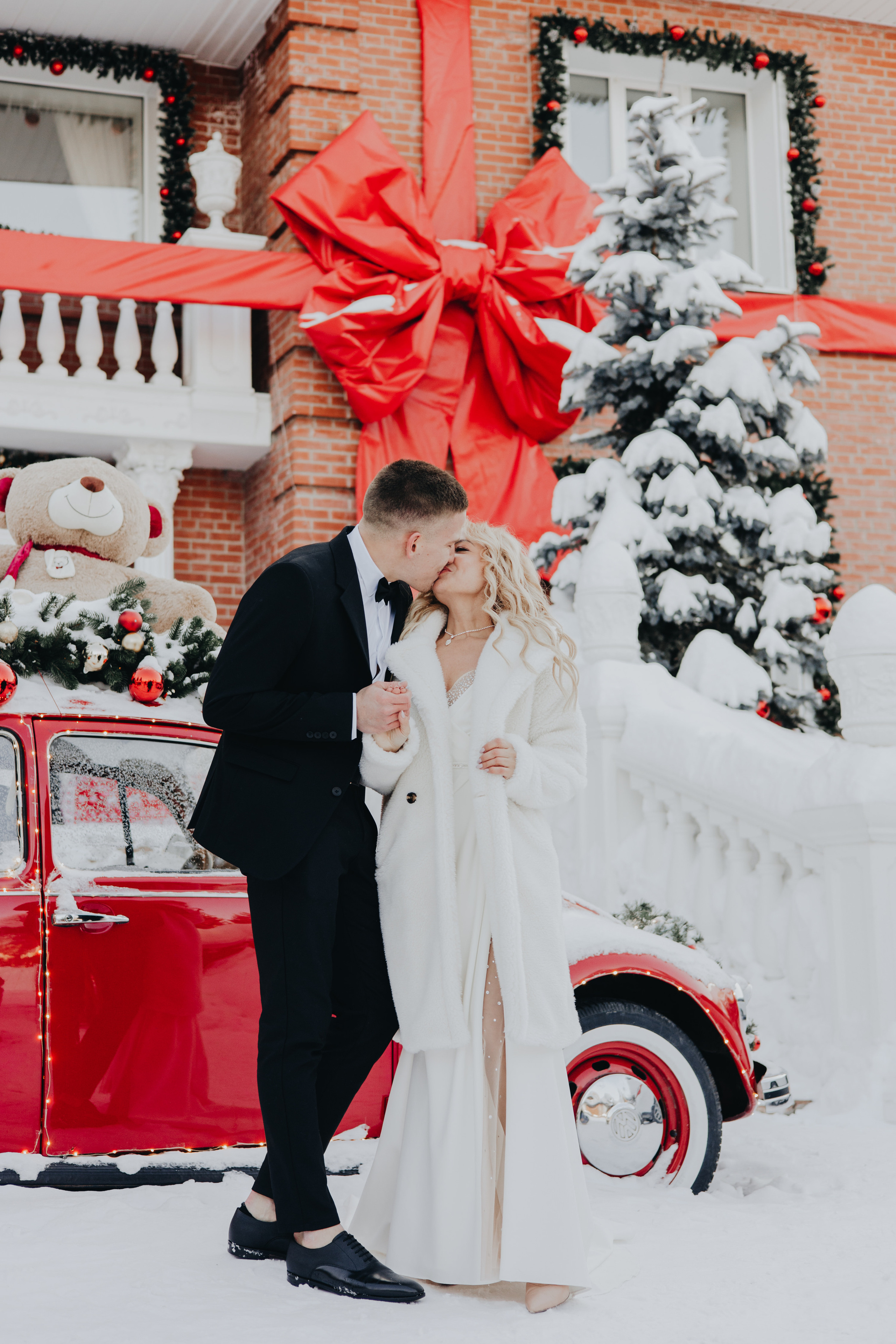 Christmas Wedding Photography in Portland, Seattle, Bend & Oregon Coast | Georgy Shishkin. Capturing Love in the Heart of the Pacific Northwes