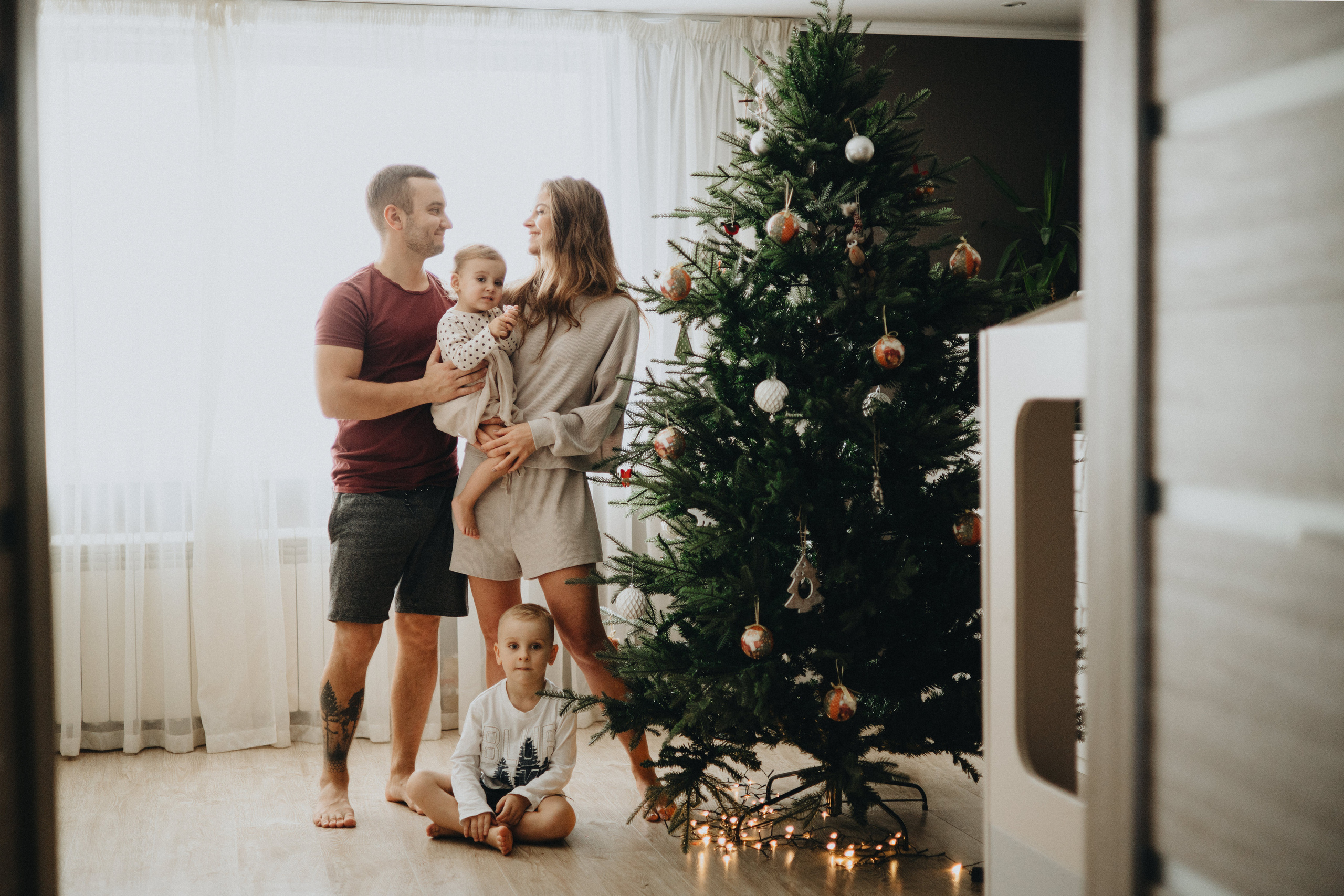 Family Christmas Photography in Portland, Seattle, Bend & Oregon Coast | Holiday Home Photoshoots | Georgy Shishkin. Capturing Love in the Heart of the Pacific Northwes