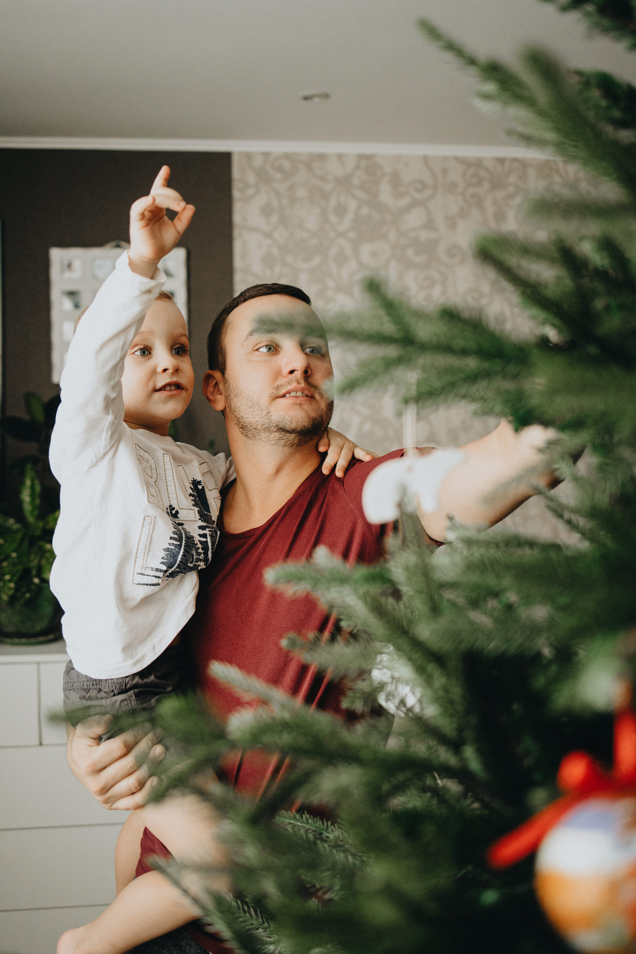 Family Christmas Photography in Portland, Seattle, Bend & Oregon Coast | Holiday Home Photoshoots | Georgy Shishkin. Capturing Love in the Heart of the Pacific Northwes