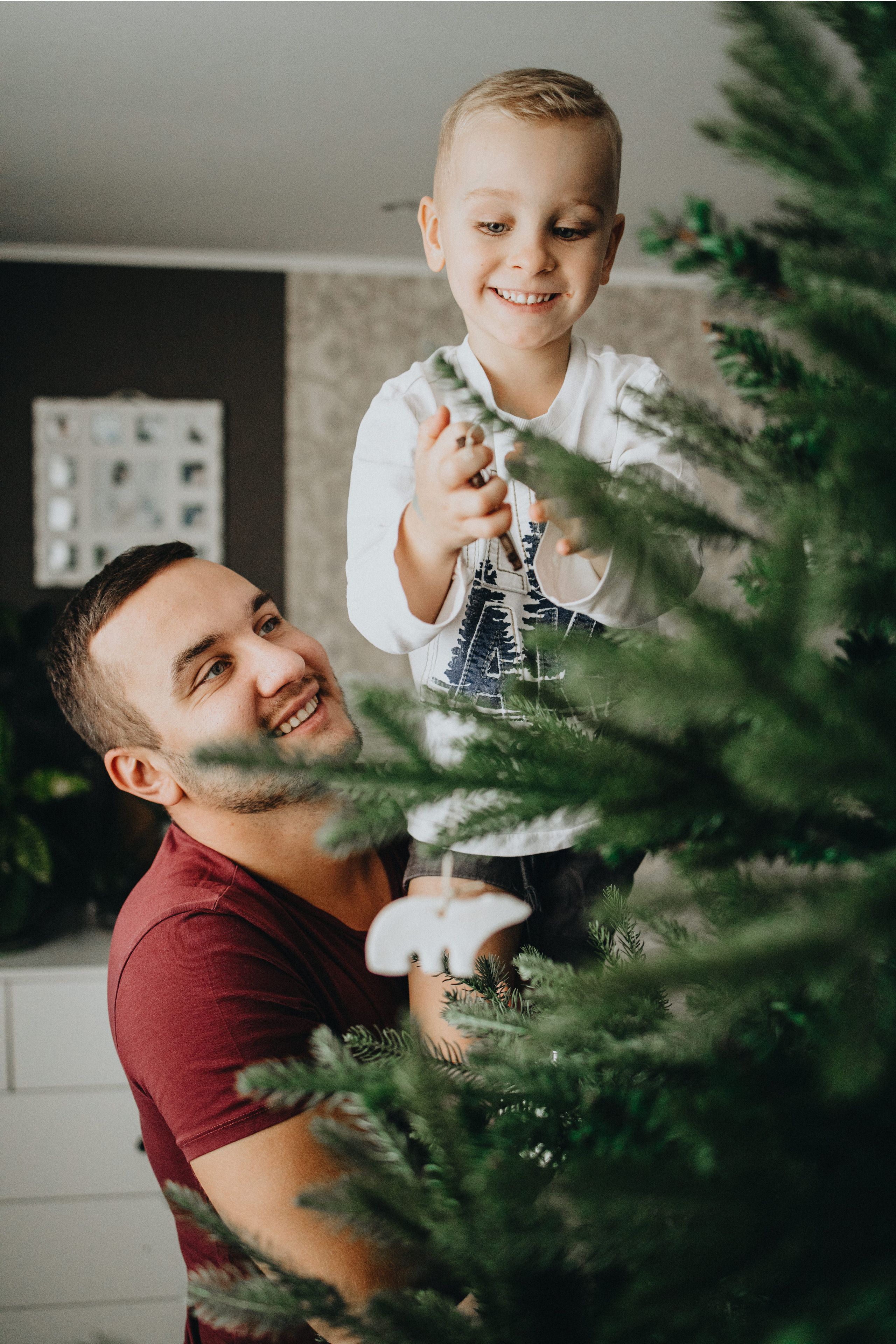 Family Christmas Photography in Portland, Seattle, Bend & Oregon Coast | Holiday Home Photoshoots | Georgy Shishkin. Capturing Love in the Heart of the Pacific Northwes