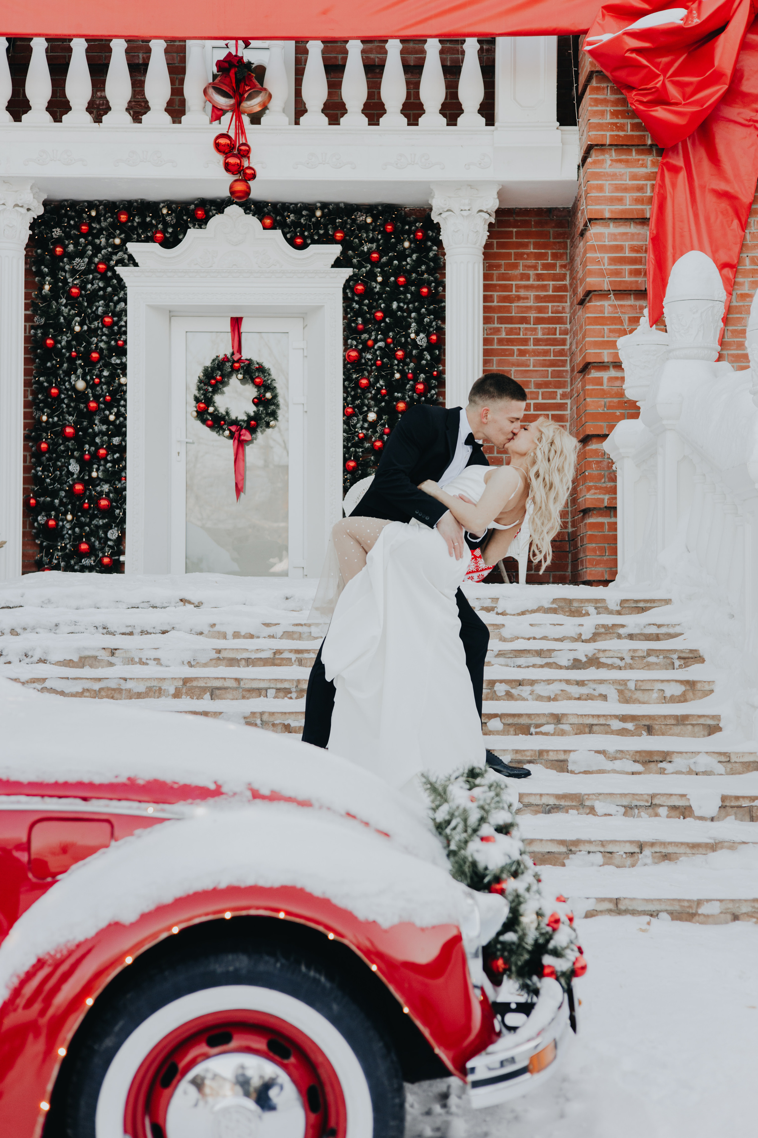 Christmas Wedding Photography in Portland, Seattle, Bend & Oregon Coast | Georgy Shishkin. Capturing Love in the Heart of the Pacific Northwes