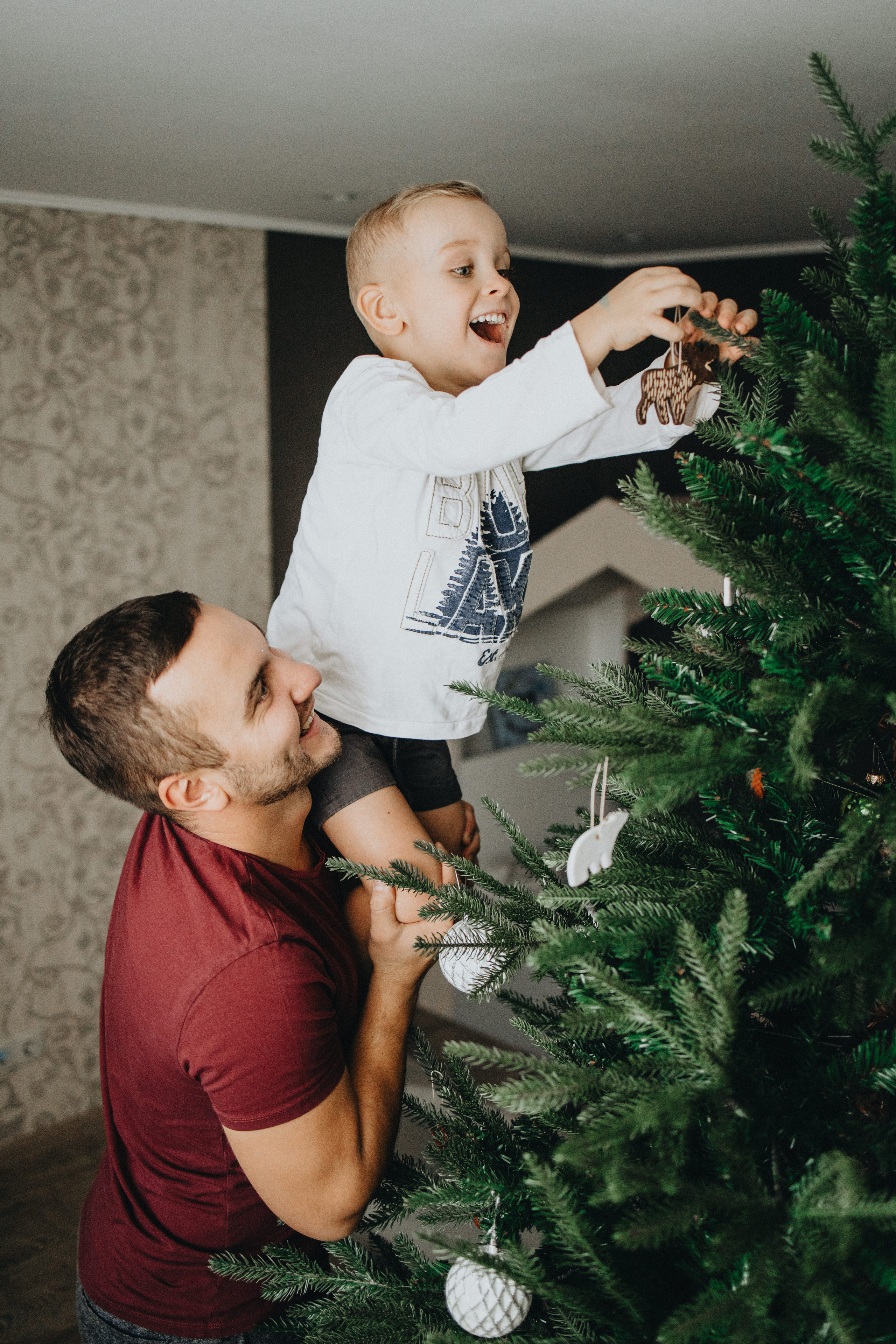 Family Christmas Photography in Portland, Seattle, Bend & Oregon Coast | Holiday Home Photoshoots | Georgy Shishkin. Capturing Love in the Heart of the Pacific Northwes