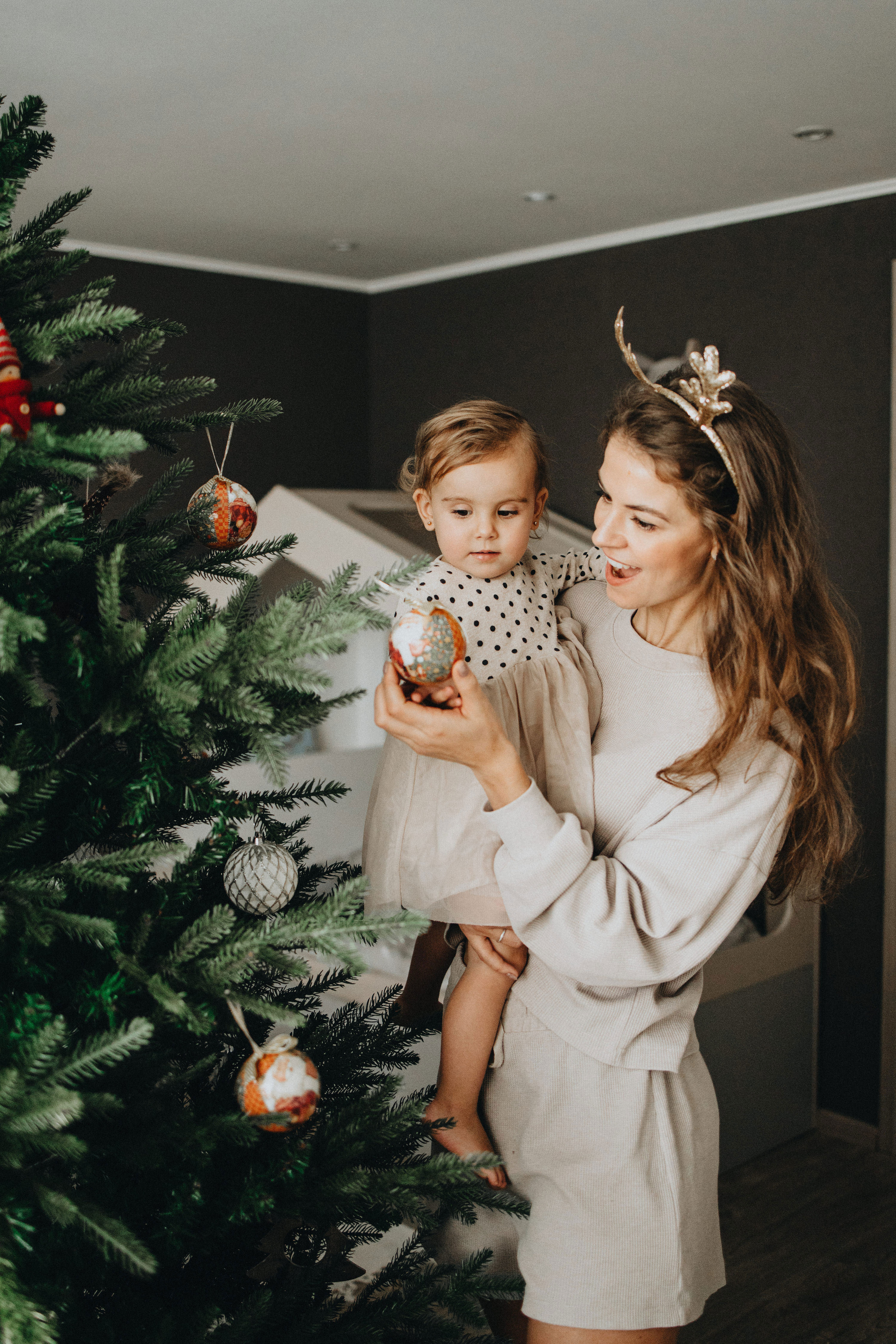 Family Christmas Photography in Portland, Seattle, Bend & Oregon Coast | Holiday Home Photoshoots | Georgy Shishkin. Capturing Love in the Heart of the Pacific Northwes