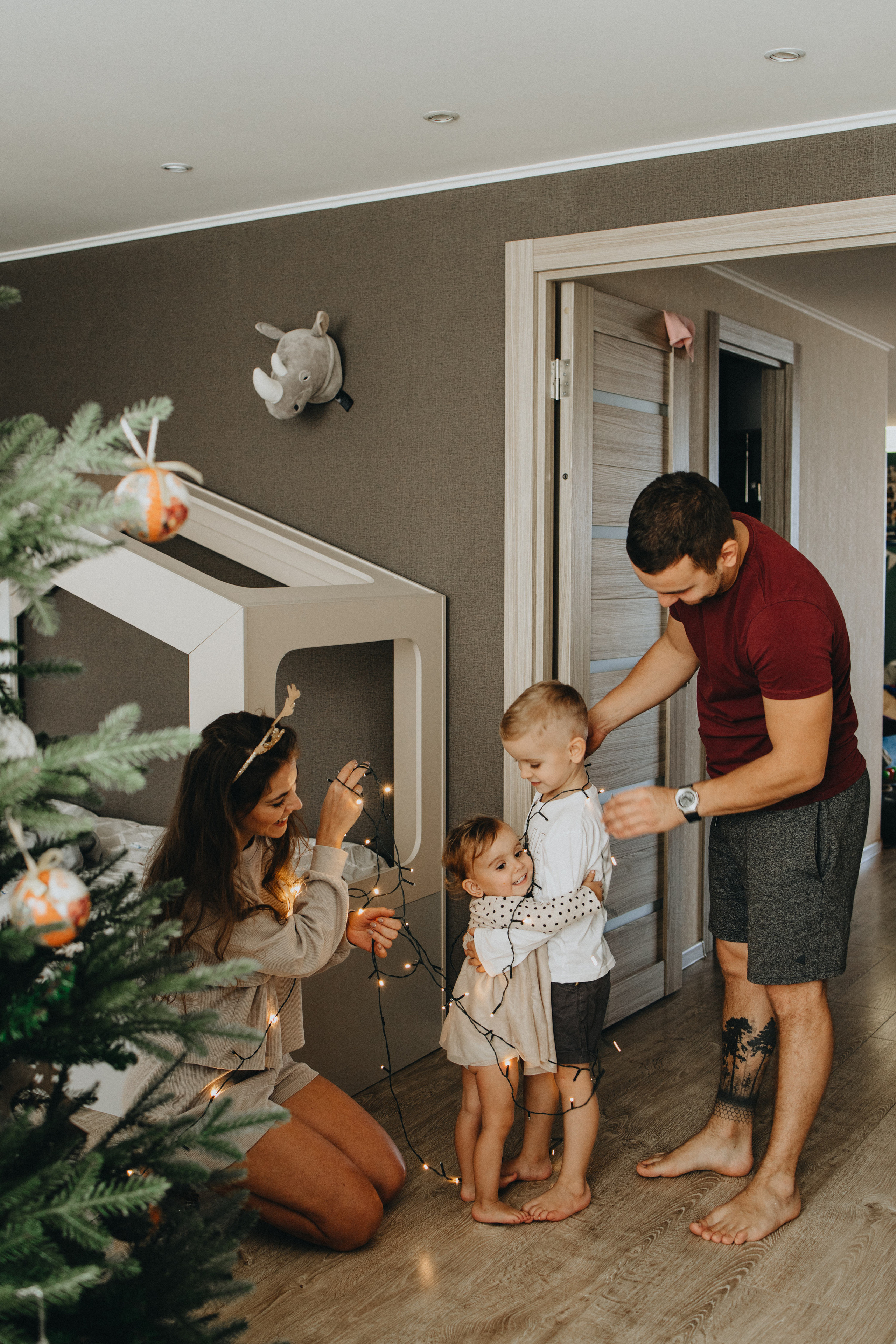 Family Christmas Photography in Portland, Seattle, Bend & Oregon Coast | Holiday Home Photoshoots | Georgy Shishkin. Capturing Love in the Heart of the Pacific Northwes