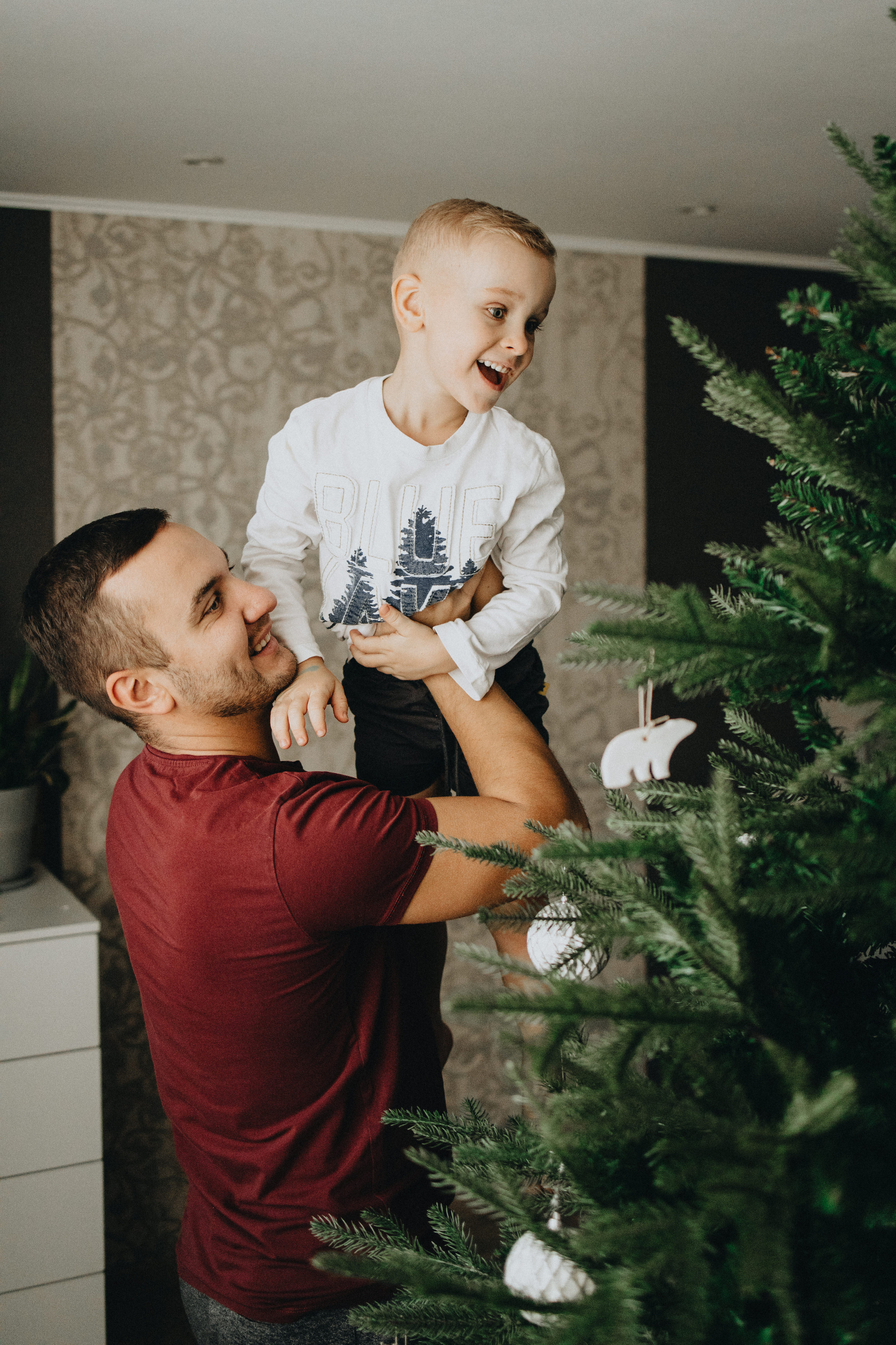 Family Christmas Photography in Portland, Seattle, Bend & Oregon Coast | Holiday Home Photoshoots | Georgy Shishkin. Capturing Love in the Heart of the Pacific Northwes