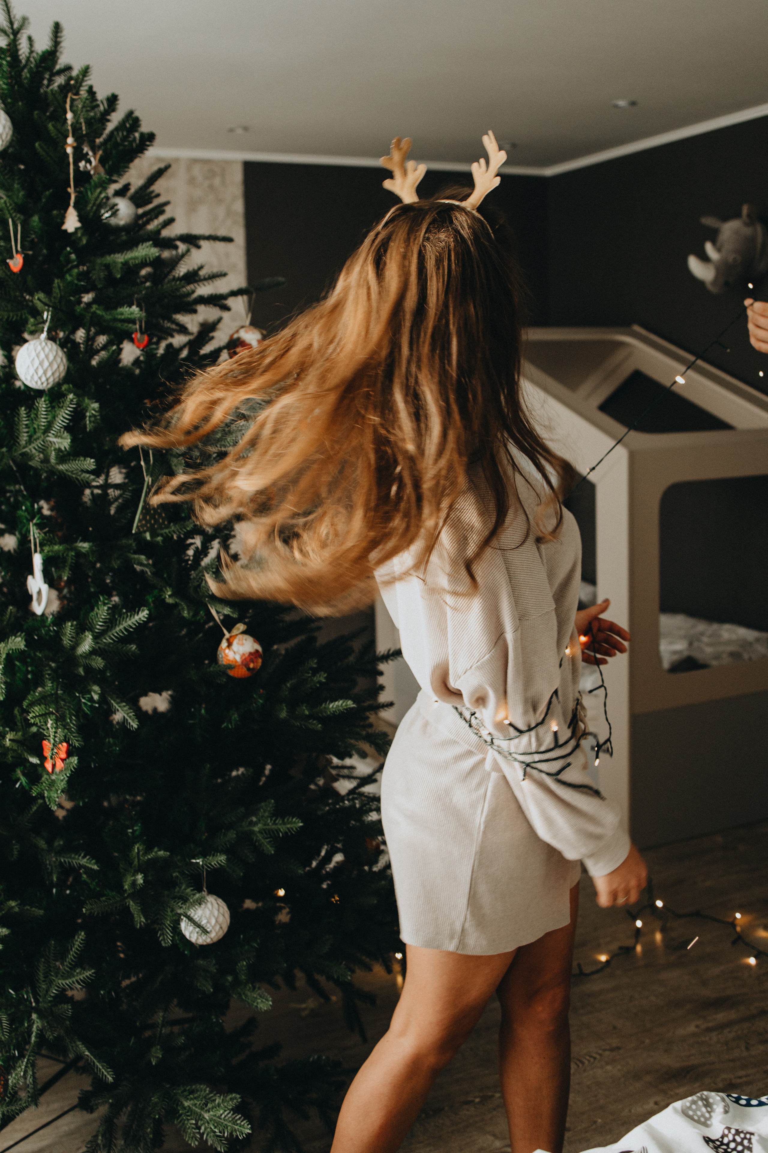 Family Christmas Photography in Portland, Seattle, Bend & Oregon Coast | Holiday Home Photoshoots | Georgy Shishkin. Capturing Love in the Heart of the Pacific Northwes