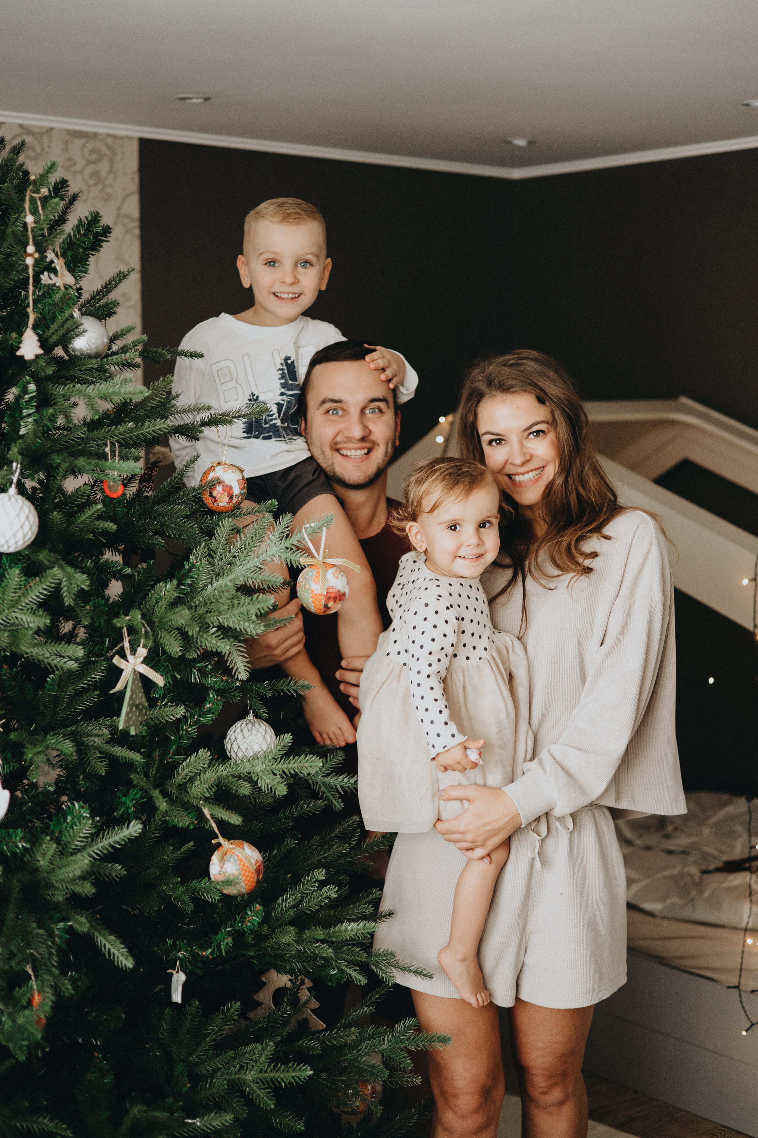 Family Christmas Photography in Portland, Seattle, Bend & Oregon Coast | Holiday Home Photoshoots | Georgy Shishkin. Capturing Love in the Heart of the Pacific Northwes