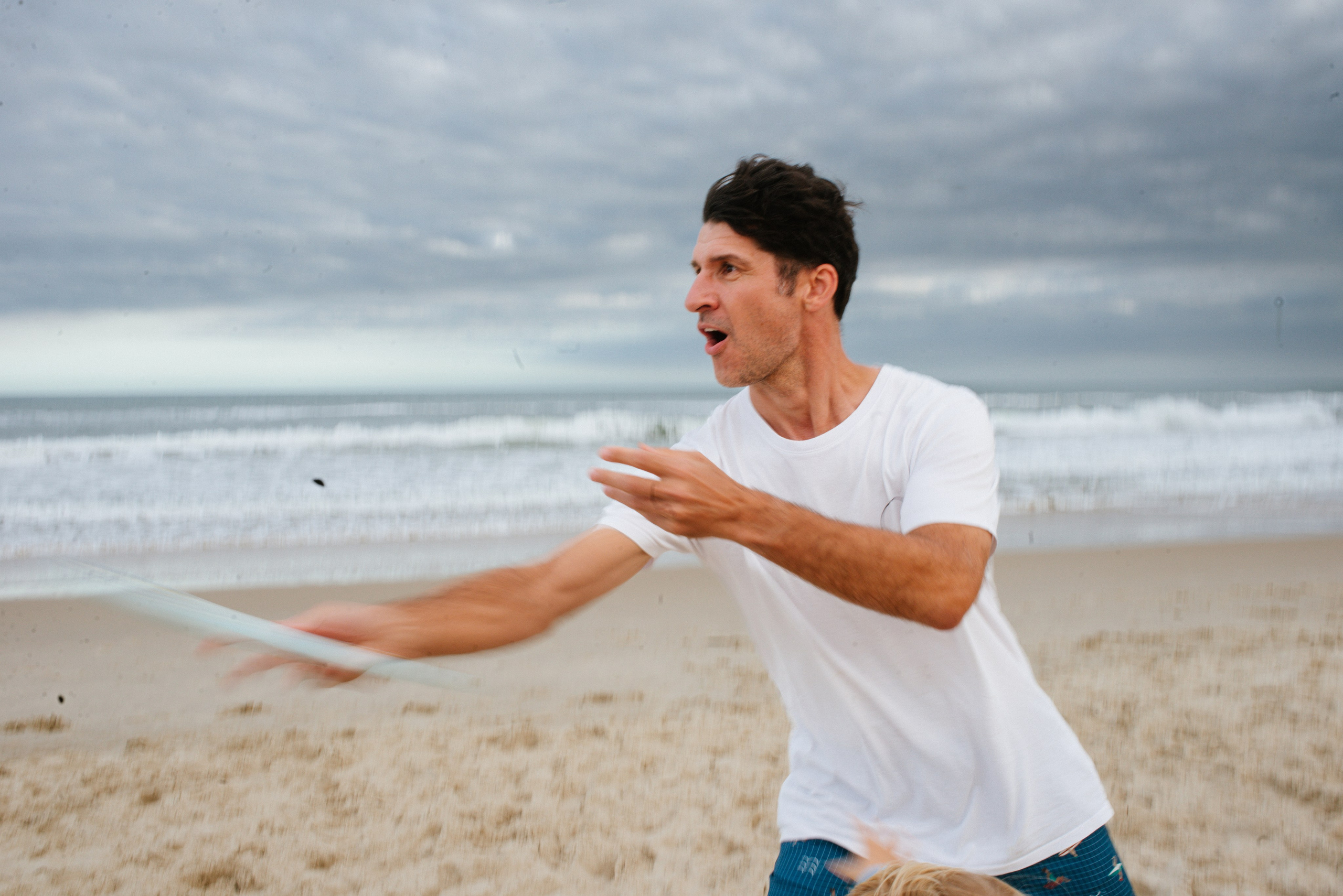 Joga de frisbee. Fotógrafo de família e crianças