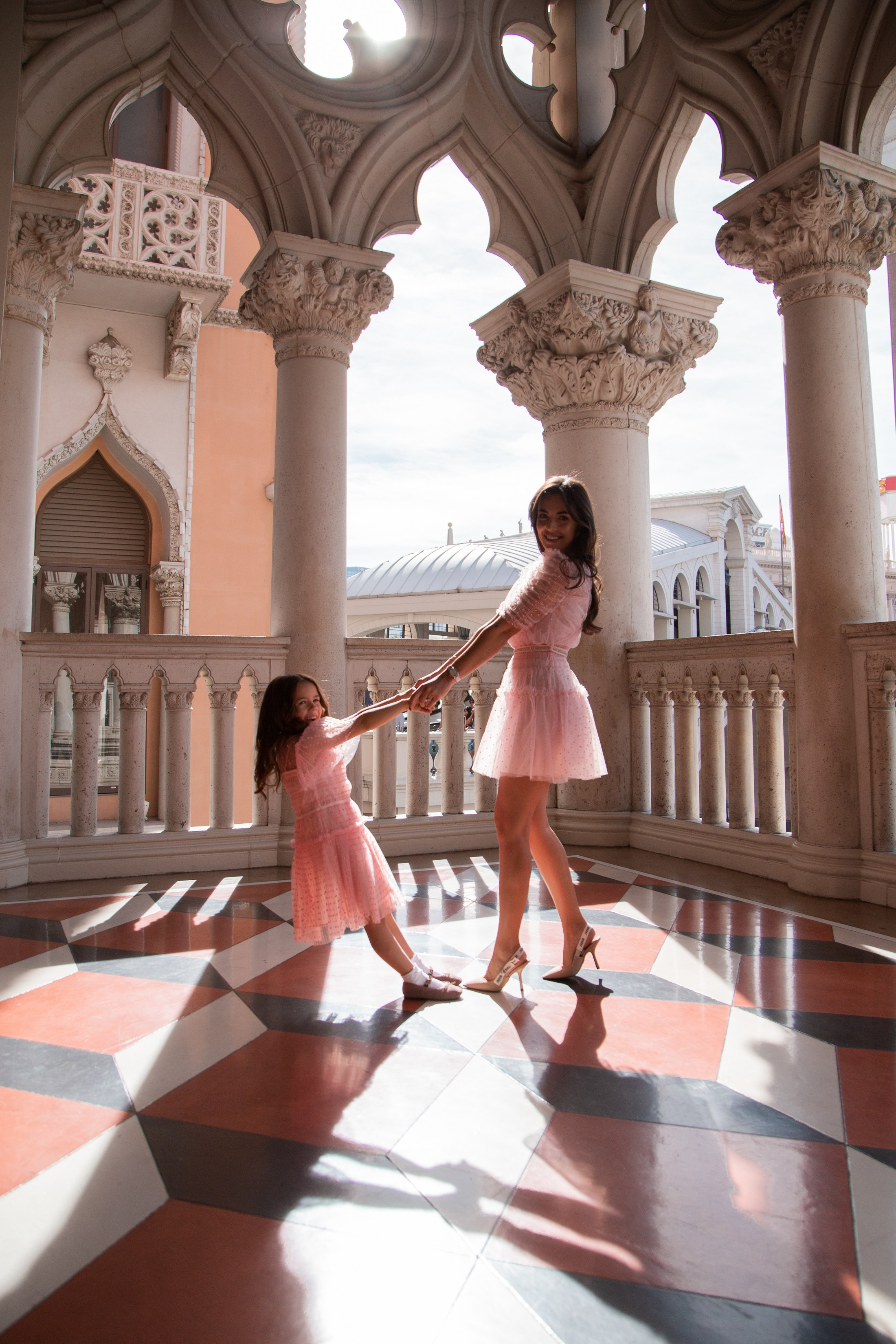 Julia & Kate. Wedding & elopement photographer Viktoriya Kravtsov. Las Vegas