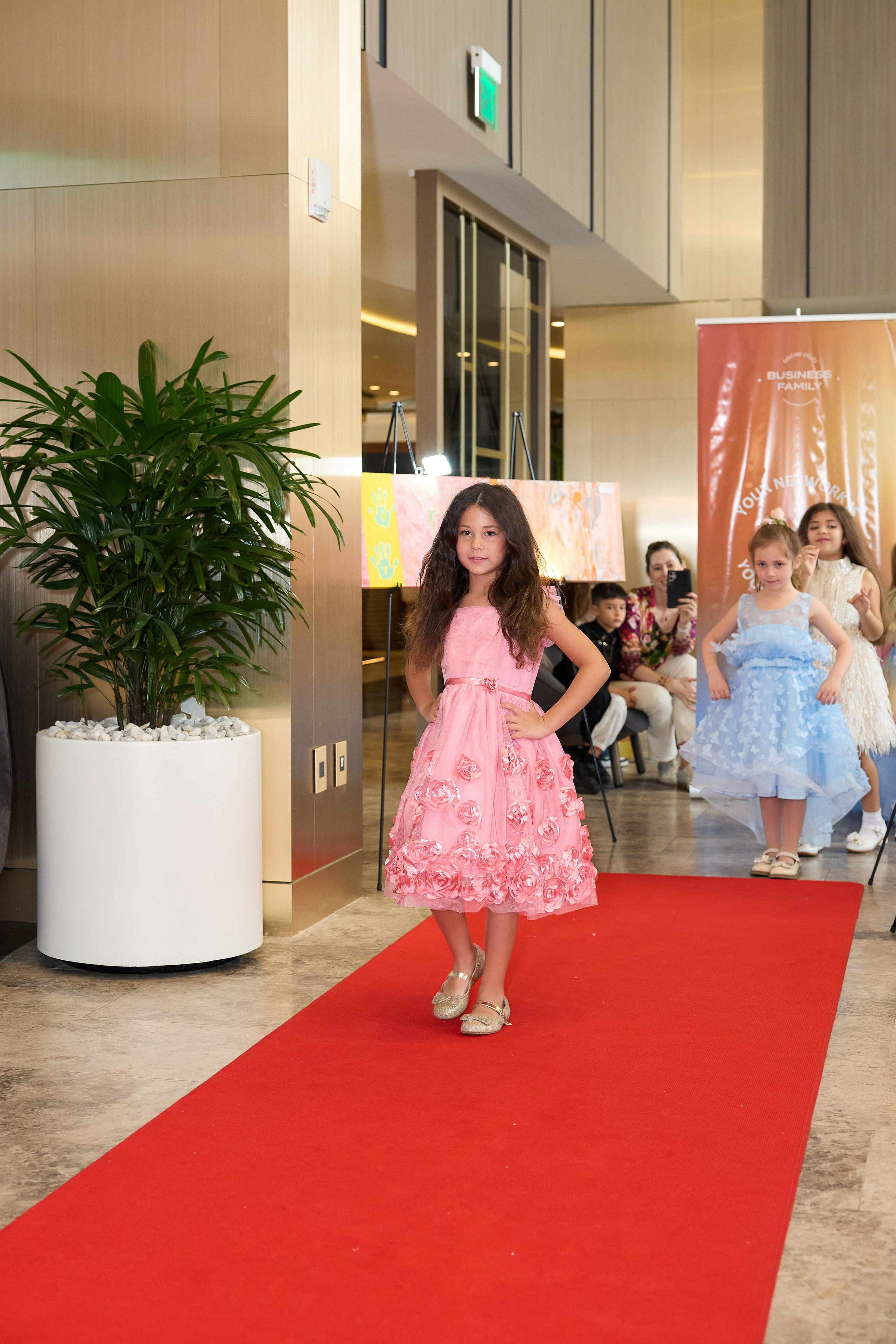 Авторская благотворительная художественная выставка Дианы Бортник. Фотограф Юлия Маковеева