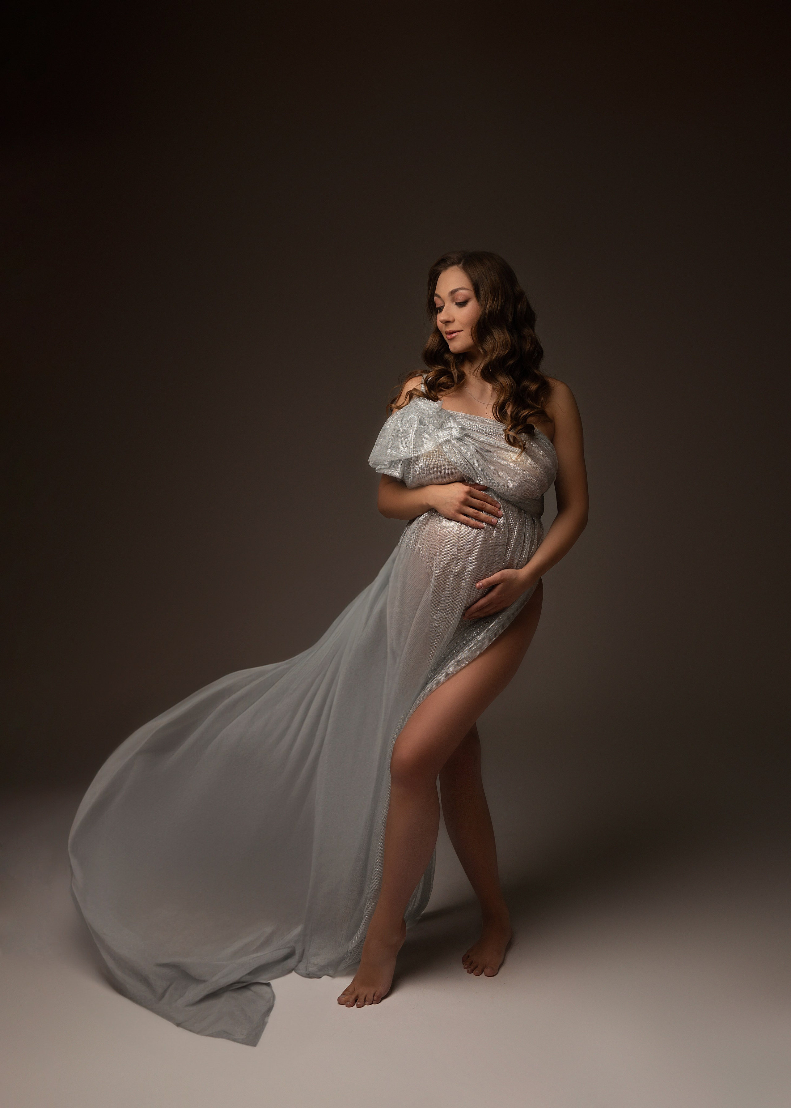 Vår stiliga fotossession för graviditet fångar din skönhet och glädje med eleganta klänningar tillgängliga för uthyrning.