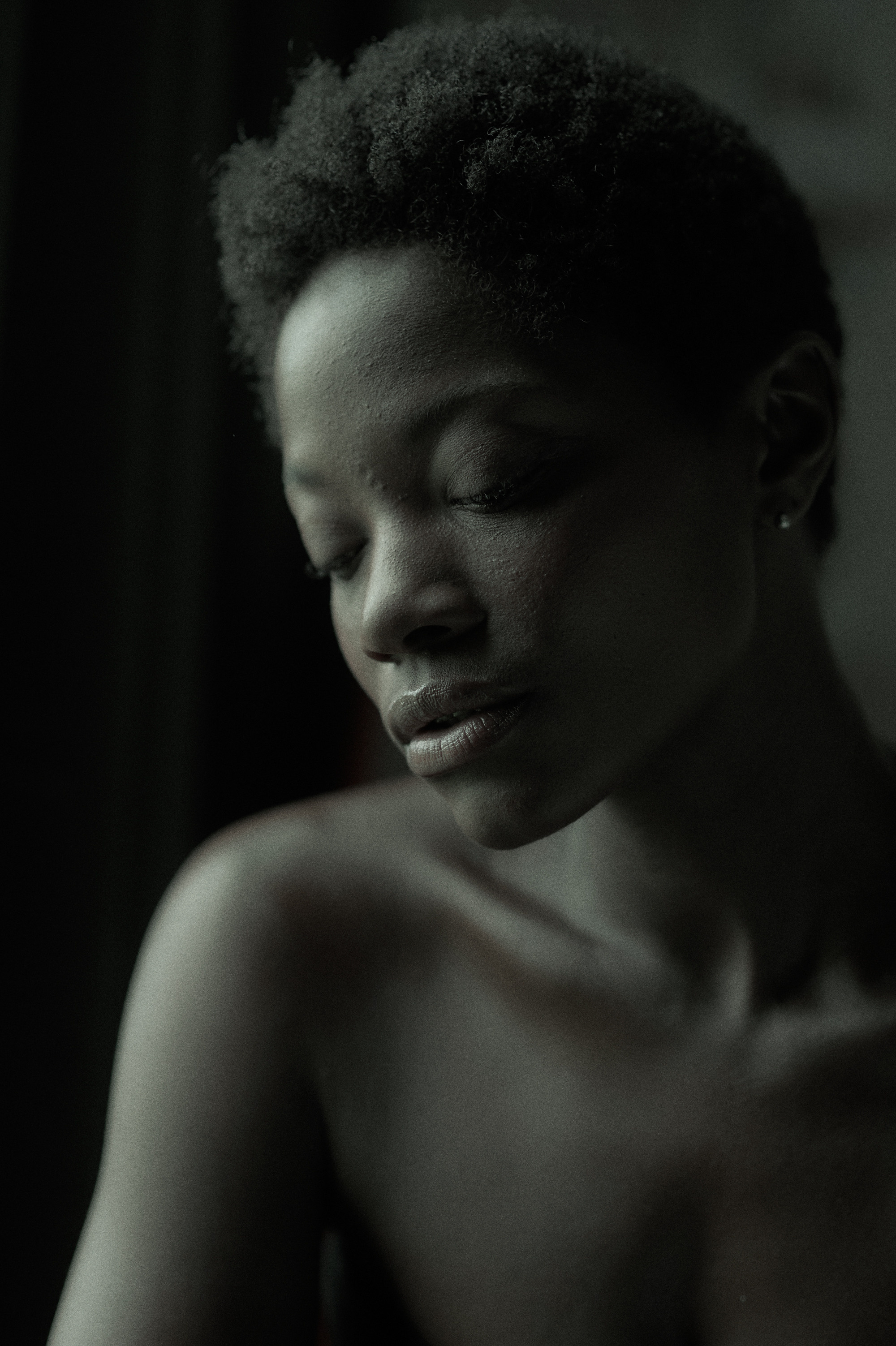 Fine art portrait of a Black woman in a hotel room in Amsterdam — by Victoria Ushkanova, portrait photographer in Amsterdam and Brussels.