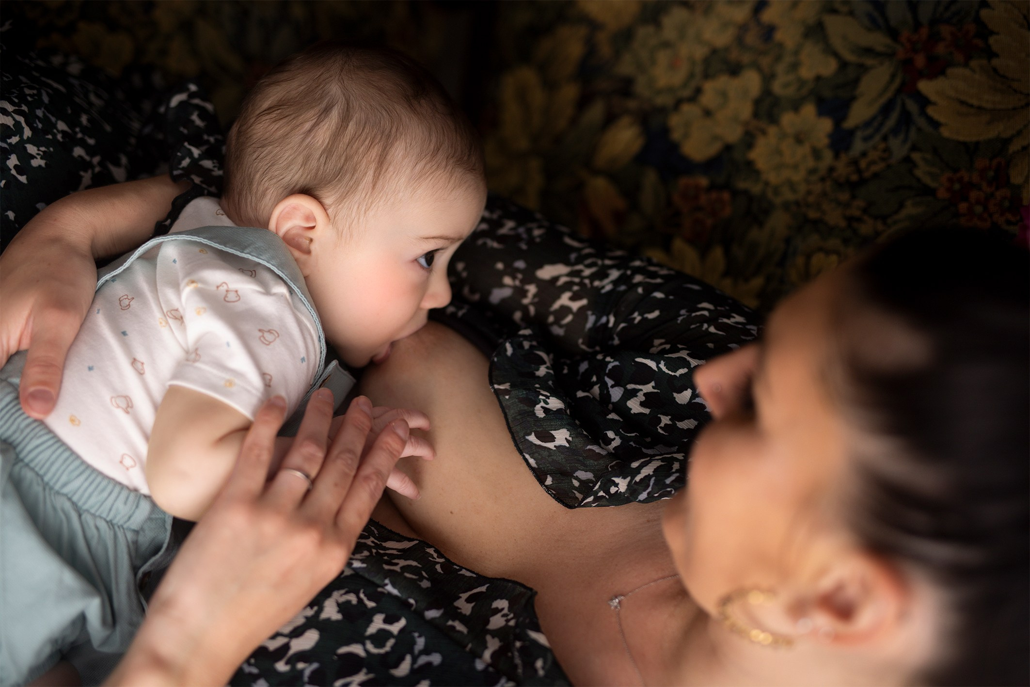 Photographe famille a Bourges seance allaitement 