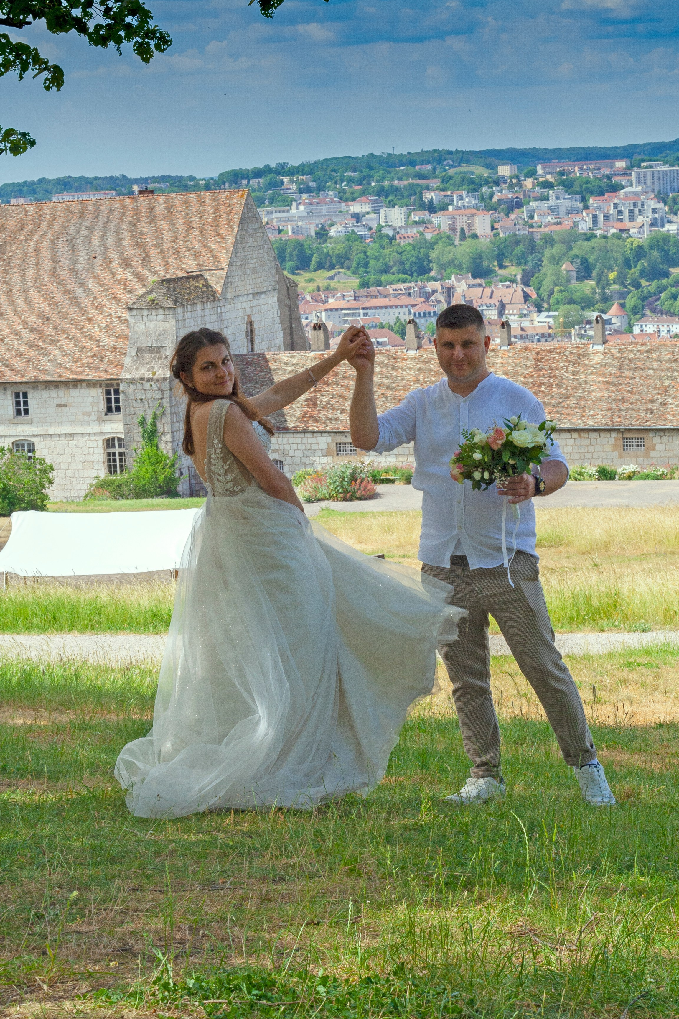Promenade photo de mariage à Besançon: Julia et Denis. Photographe et graphiste Anastasiia LITVIN - Besançon, France