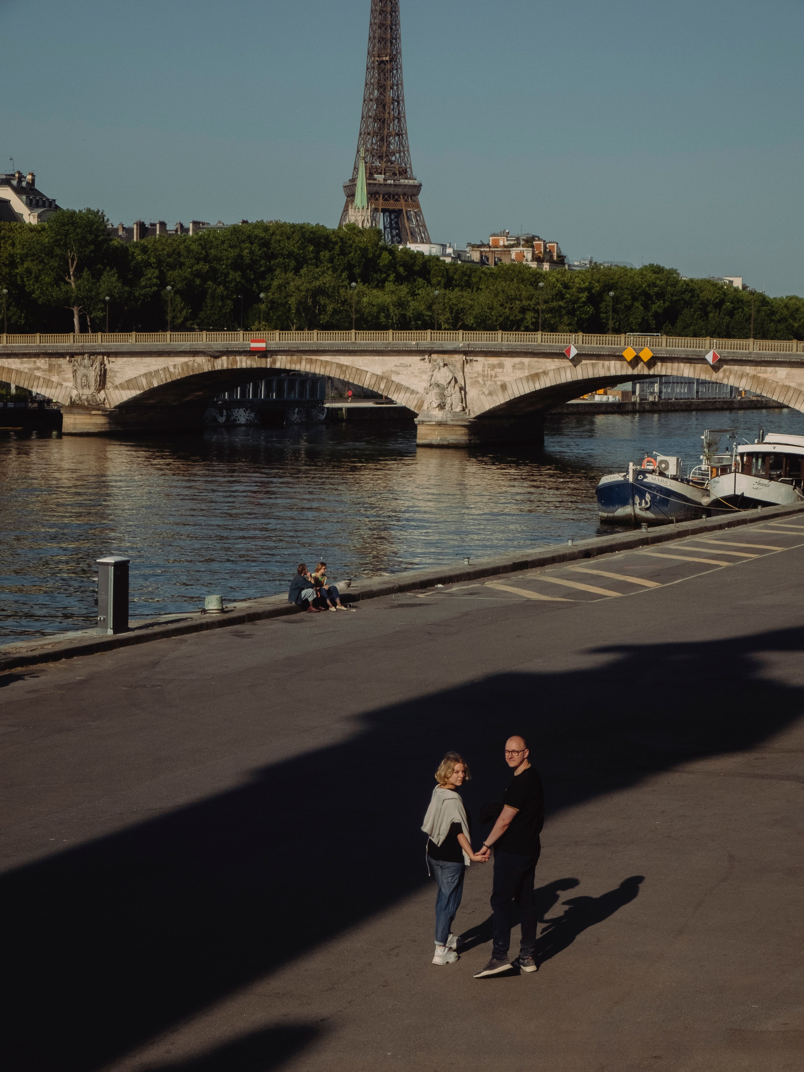Couple photoshoot near the Louvre. Paris photographer — Polina Osipova