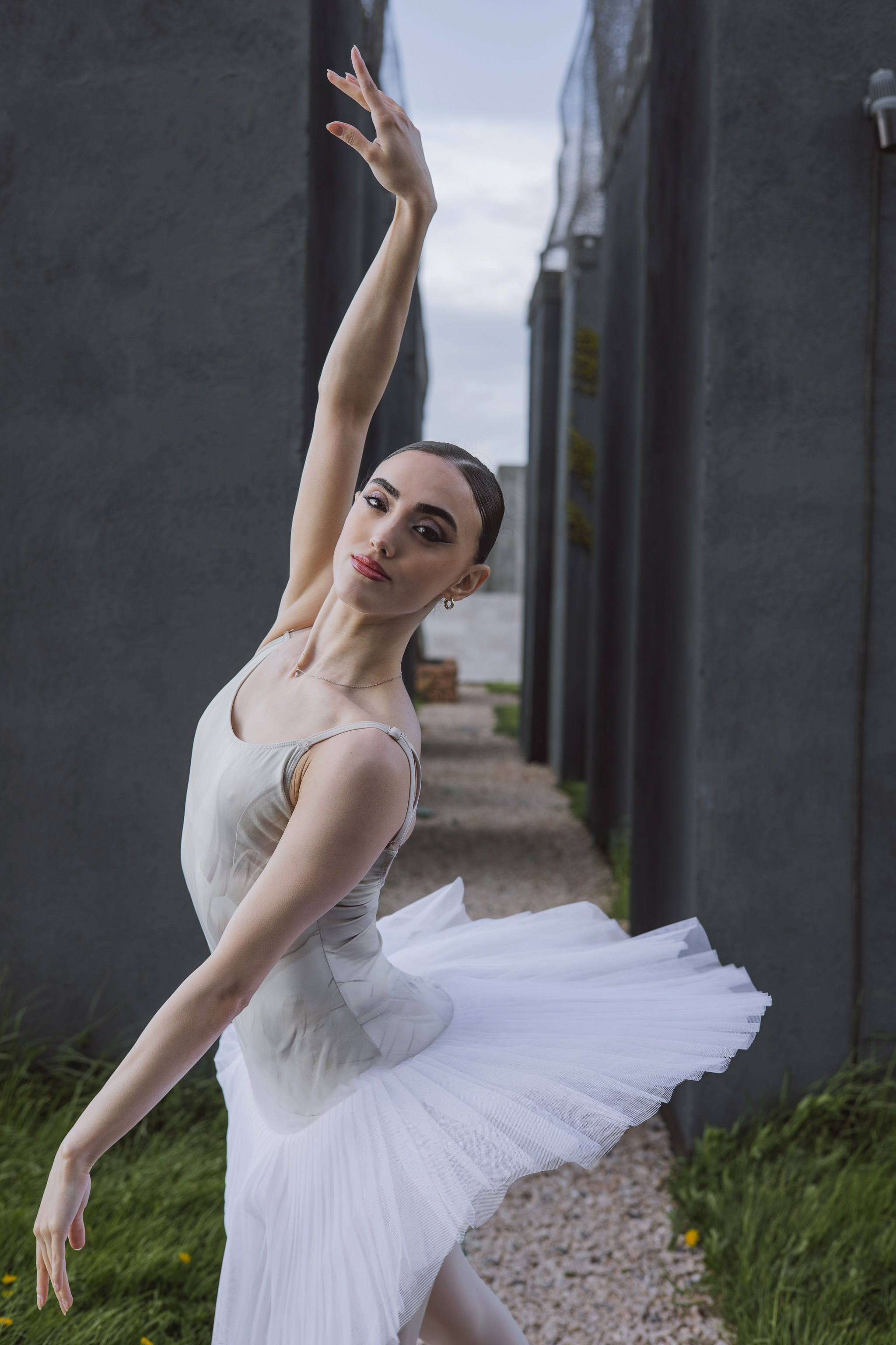 portrait fine art danseuse classique tutu noir architecture urbaine photographe Nantes Ani Torosyan