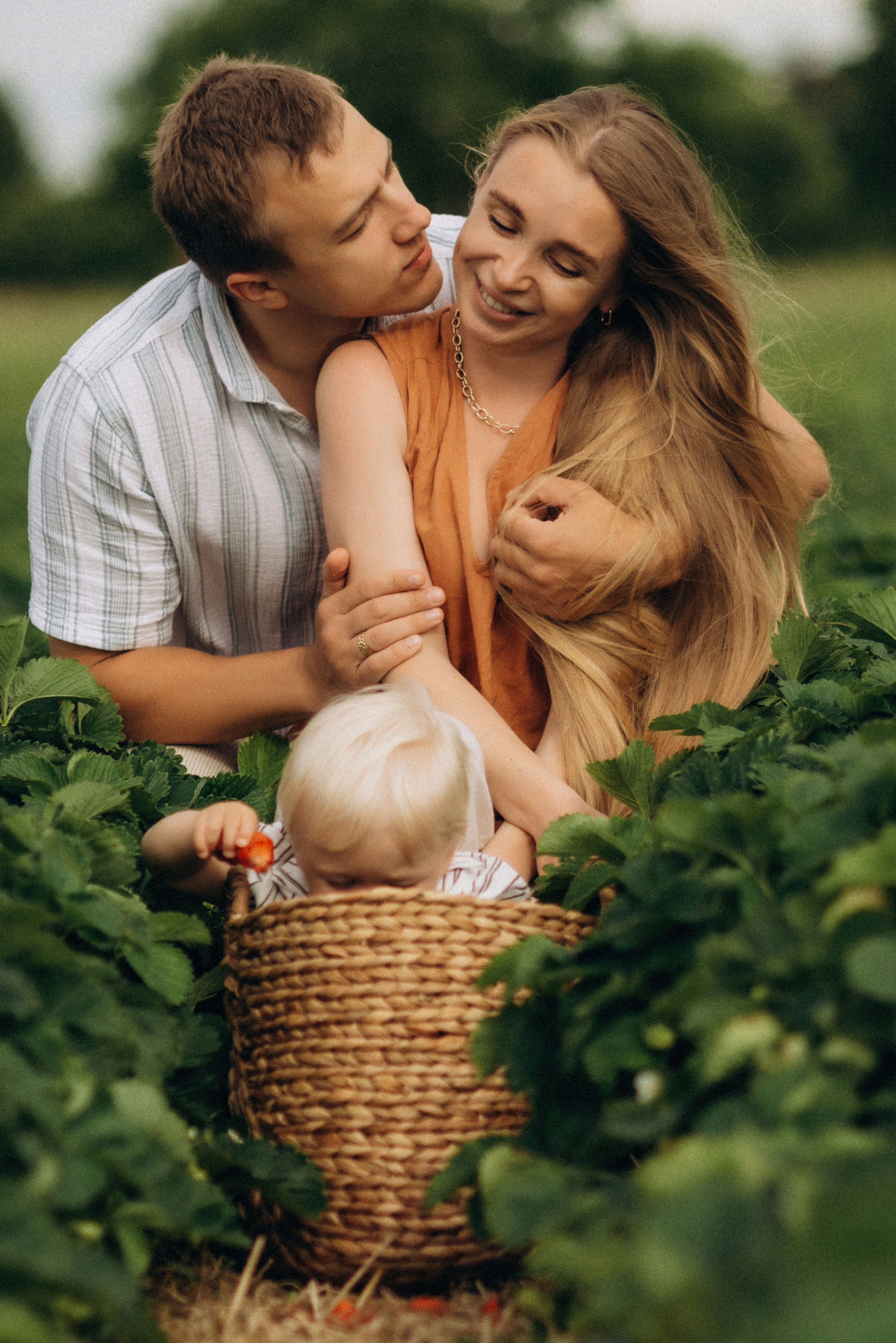 Семейная фотосессия в клубнике. Семейный фотограф Лейпциг, Германия