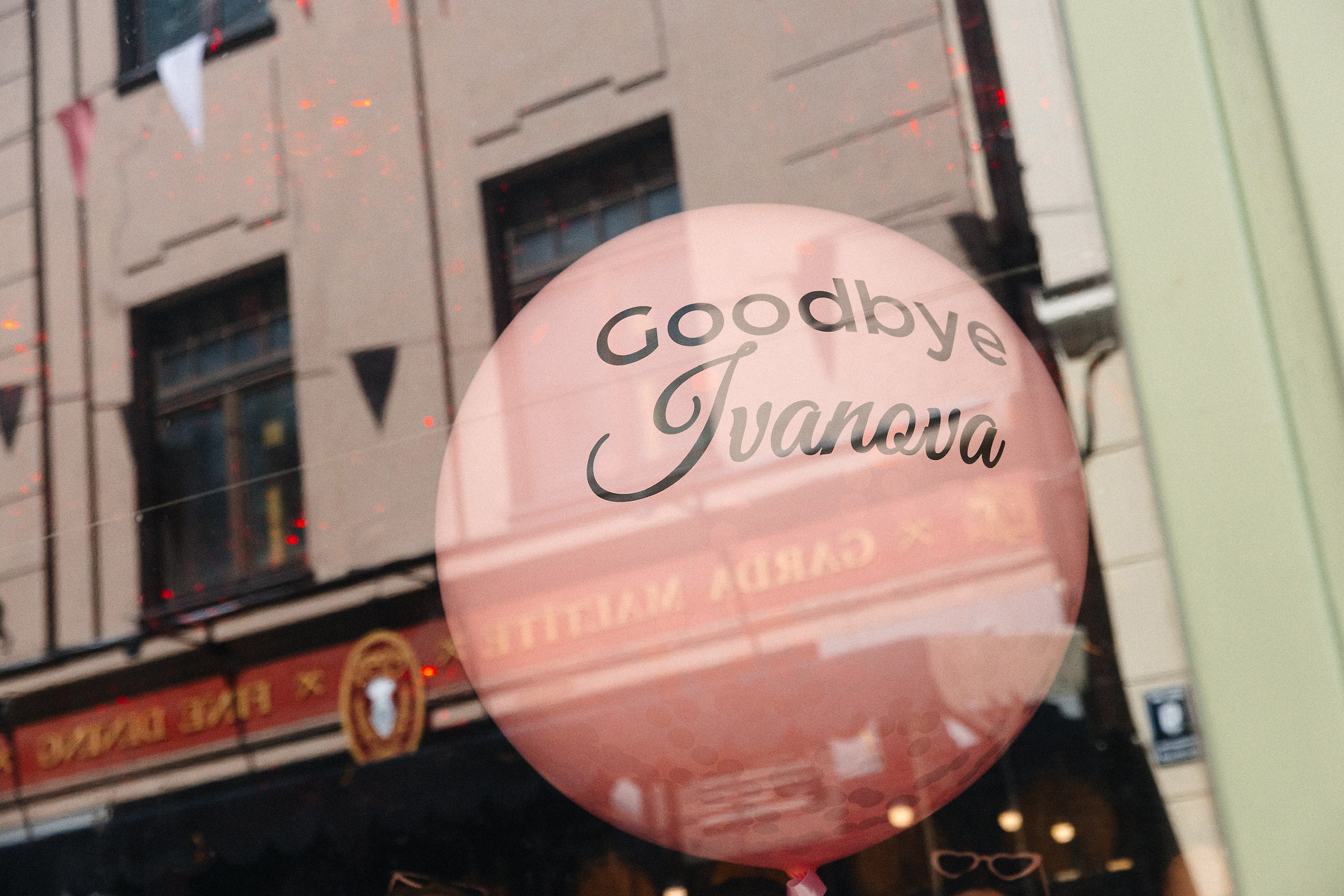 Яркая фотосессия девичника в Риге: розовые наряды и очки в форме сердца. Евгений Тимофеев | Свадебный и контент-фотограф и видеограф в Риге